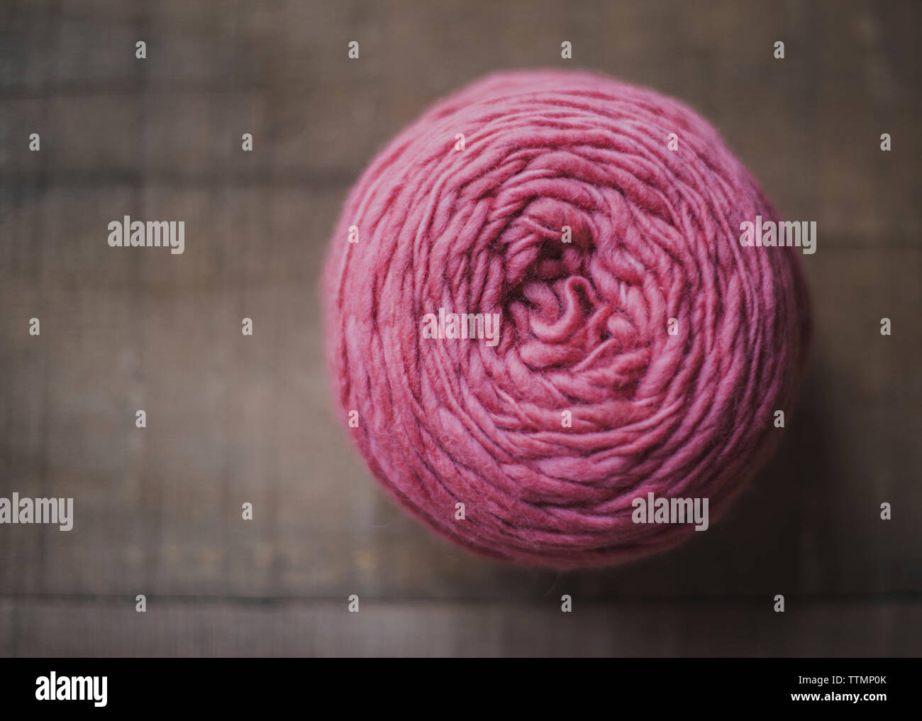 Close-up de balle de laine rose sur la table Banque D'Images