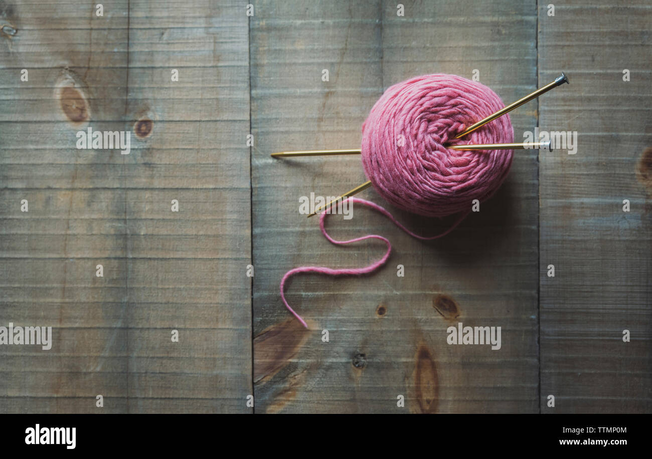 Portrait de balle de laine avec des aiguilles à tricoter on table Banque D'Images