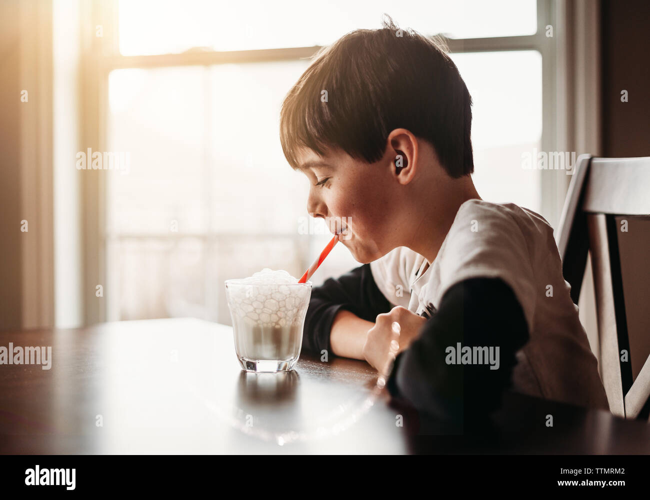petit garçon soufflant des bulles avec une baguette à bulles. 20503001  Photo de stock chez Vecteezy