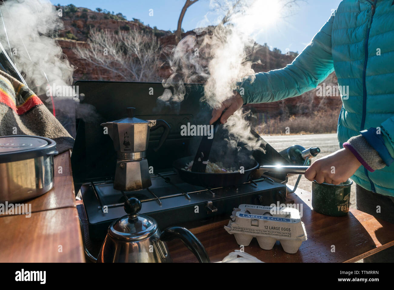 Portrait de femme à la cuisson des aliments de camping Banque D'Images