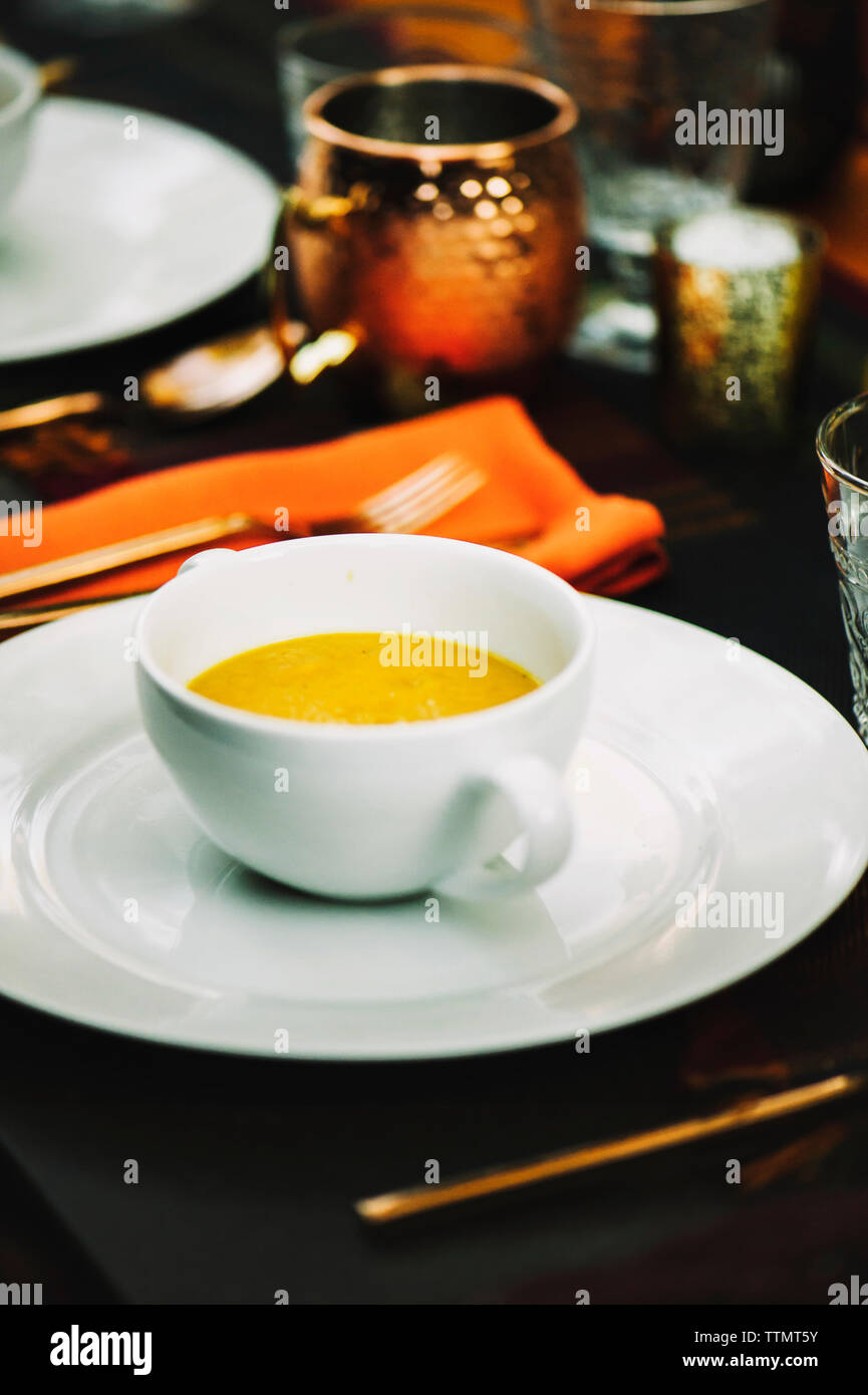 Close-up de la soupe de potiron servi dans un bol sur la table Banque D'Images