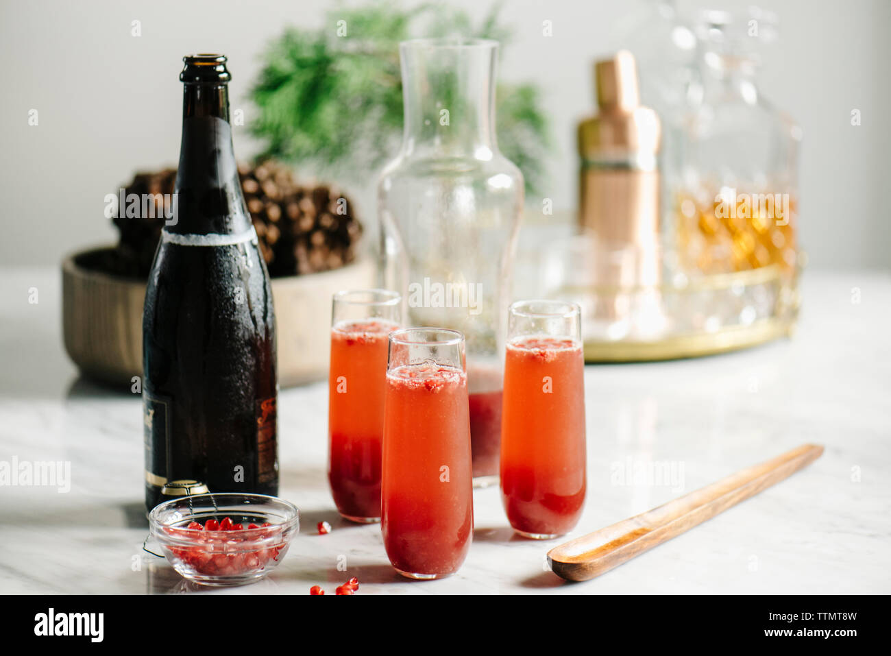 Cocktail avec champagne et grenade sur l'île de cuisine Banque D'Images