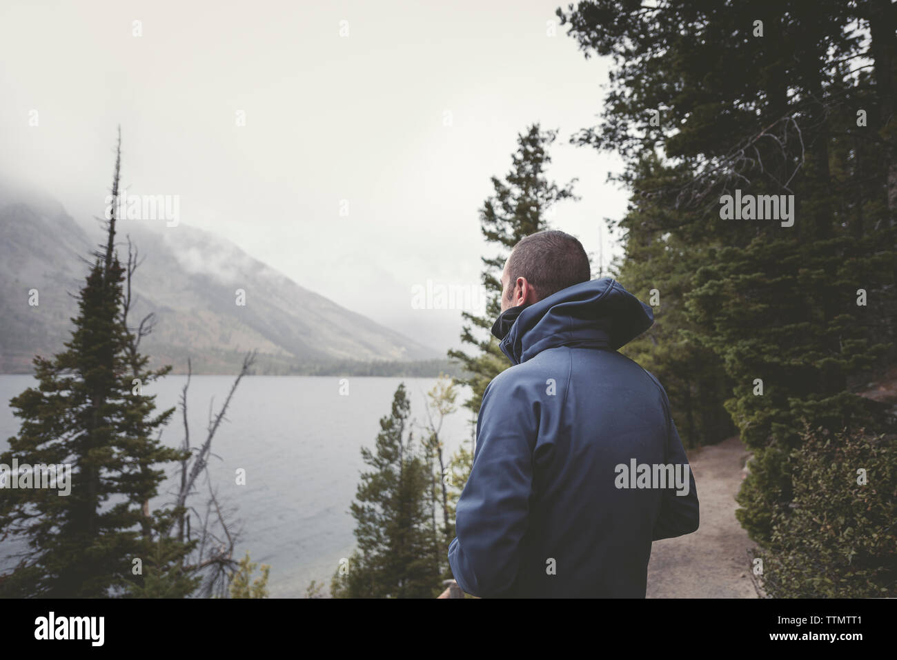 L'homme dans des vêtements chauds à la vue de tout en se tenant à Grand Teton National Park Banque D'Images