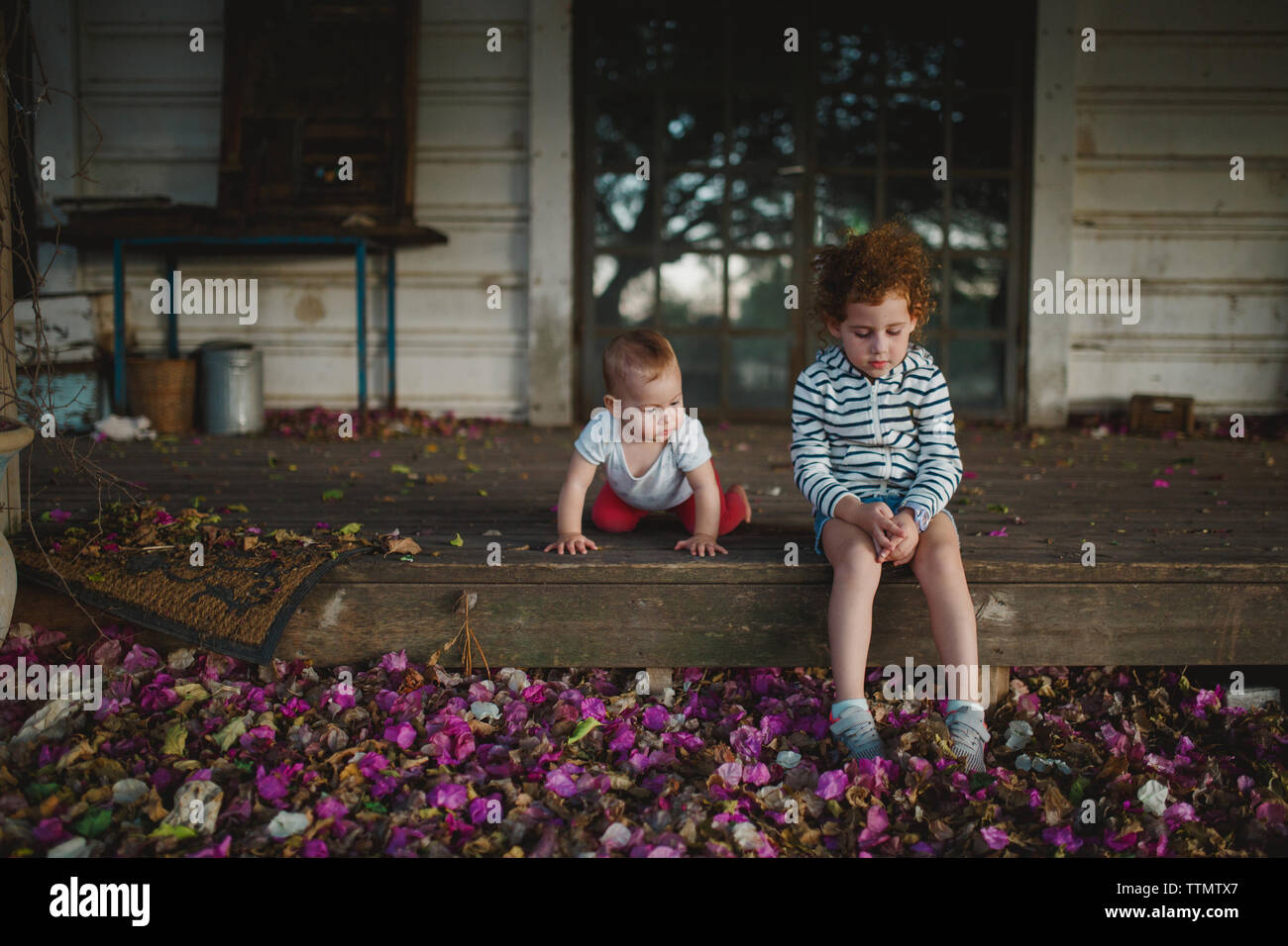 Deux soeurs assis sur le dessus d'un jeu avec sur l'automne leafs Banque D'Images