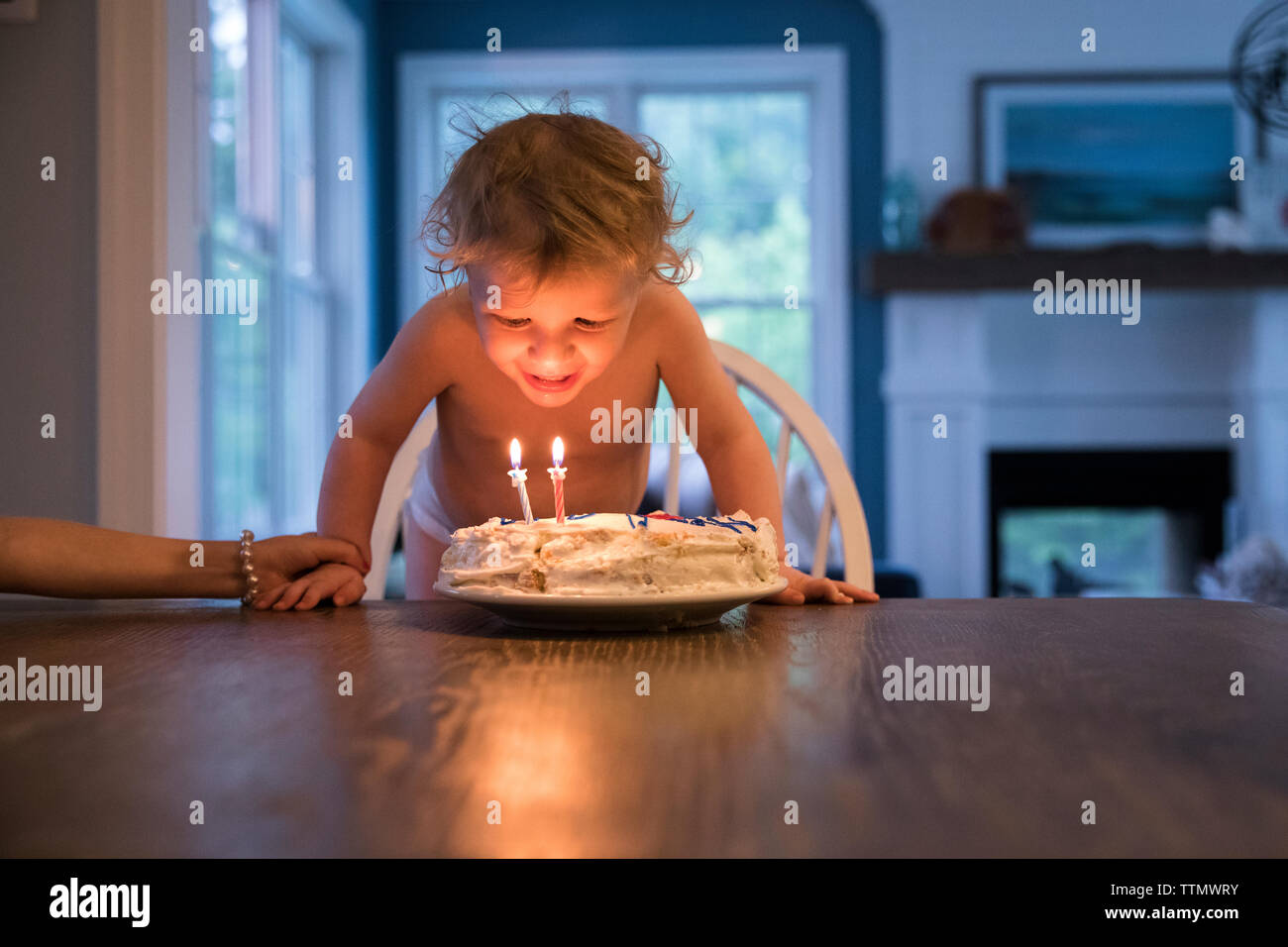 Bébé garçon aux chandelles Blowing Out candles on Cake Banque D'Images