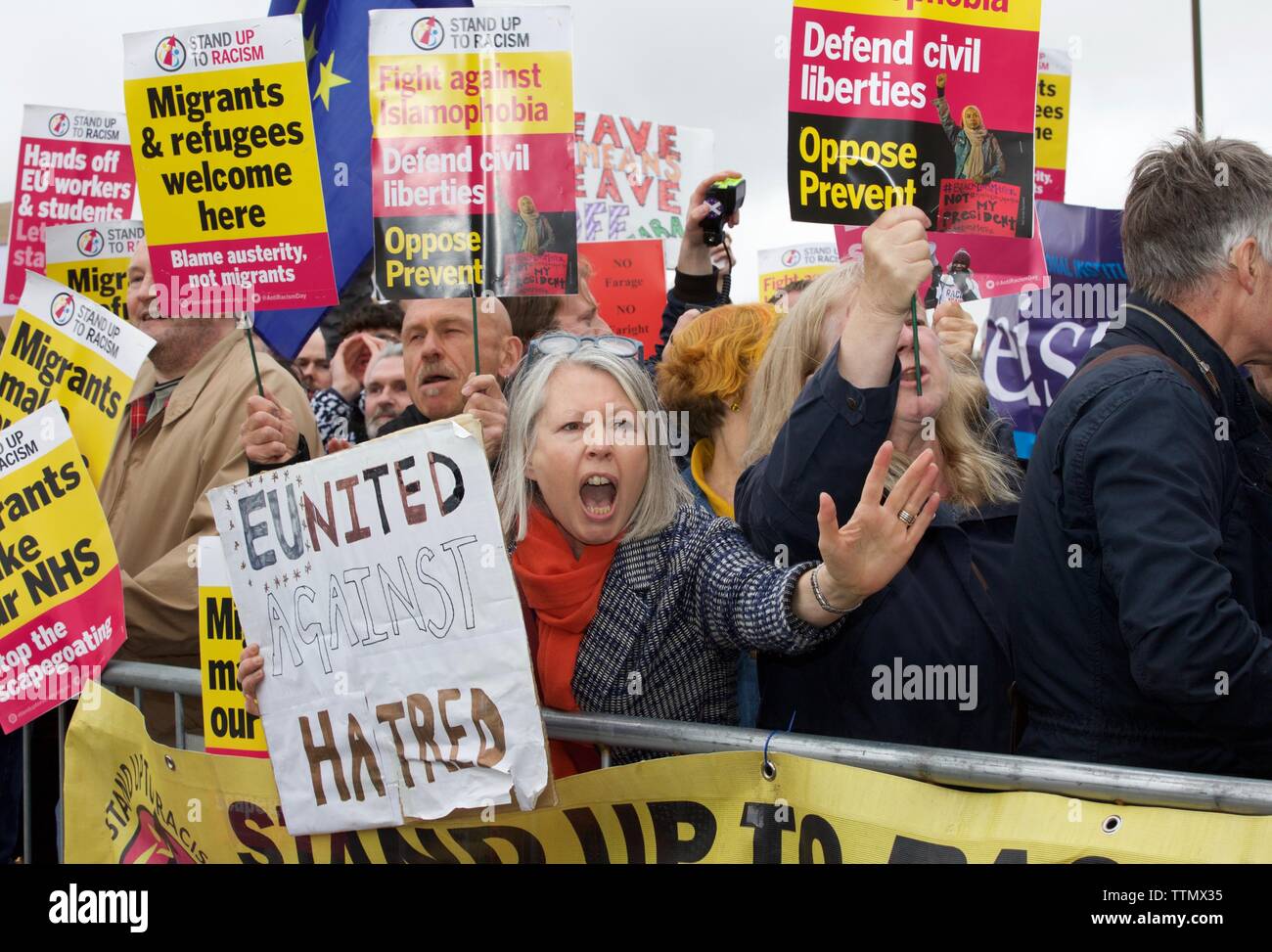 Edimbourg, Royaume-Uni, 17 mai 2019 : manifestants salue ceux participant à un Brexit rallye parti avec Nigel Farage. Credit : Terry Murden, Alamy Banque D'Images