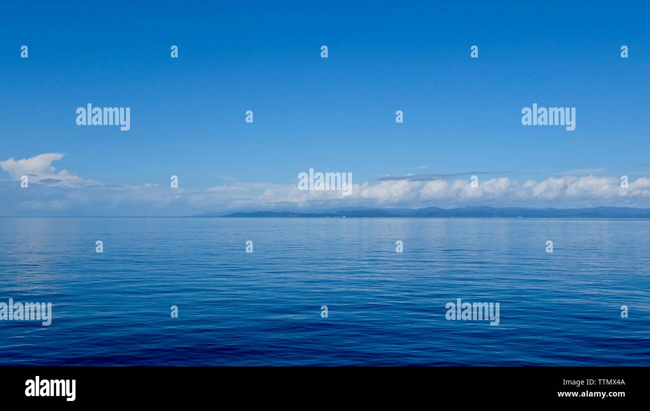 Ciel bleu sur le traversier sur la voie du Canada vers l'États-Unis à travers la mer des Salish Banque D'Images