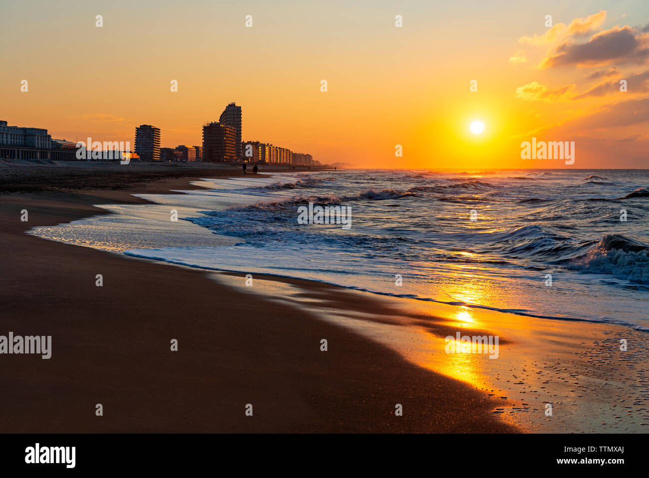 Ostende city beach au coucher du soleil par la mer du Nord, la Belgique. Banque D'Images