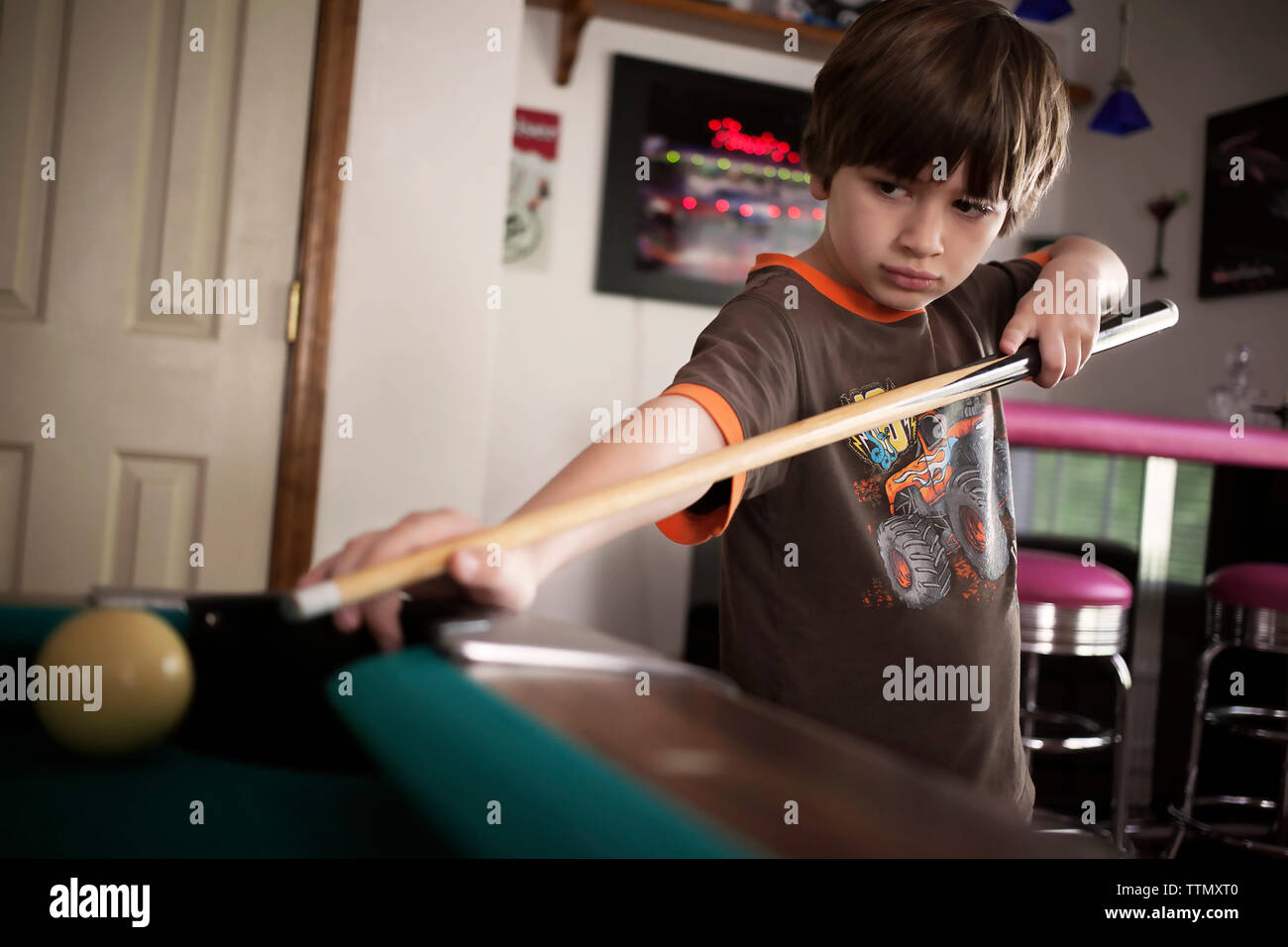 Boy playing pool Banque D'Images