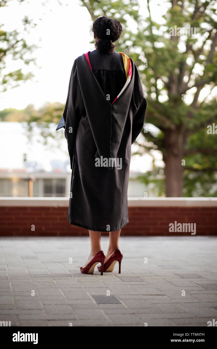 Rear view of woman in graduation gown Banque D'Images