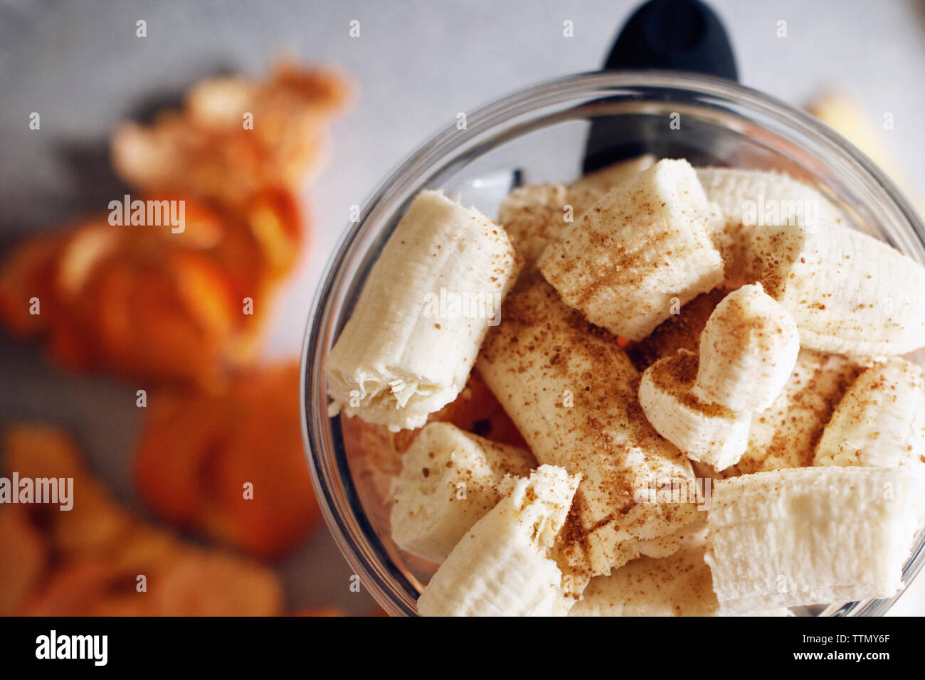 Vue de dessus de la banane dans Blender sur table Banque D'Images