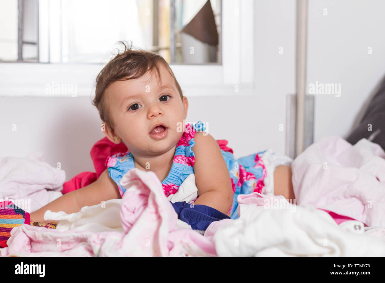 Vêtements fille en désordre sur le dessus du lit de sa mère Banque D'Images