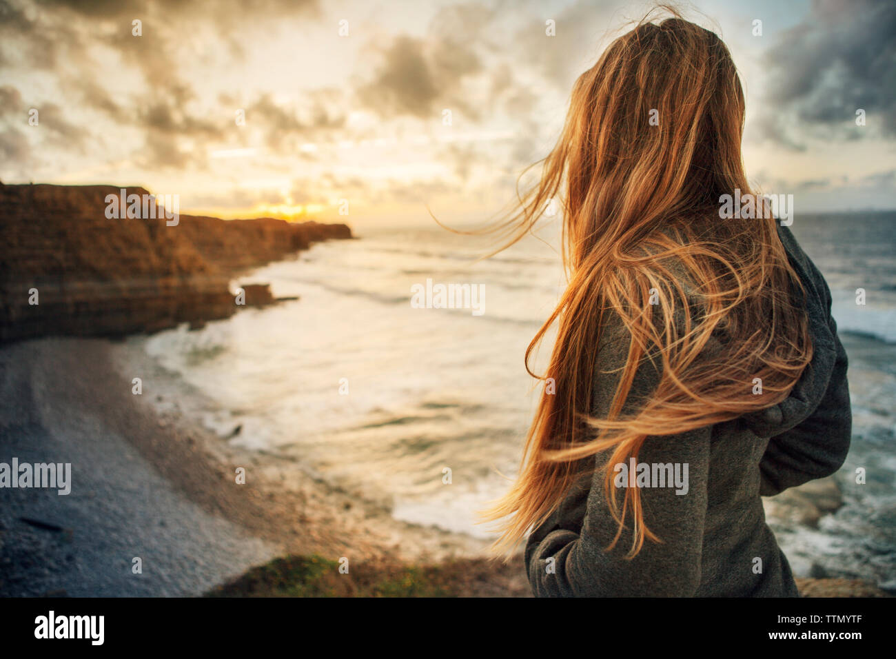 Vue latérale du woman looking at view debout at beach Banque D'Images