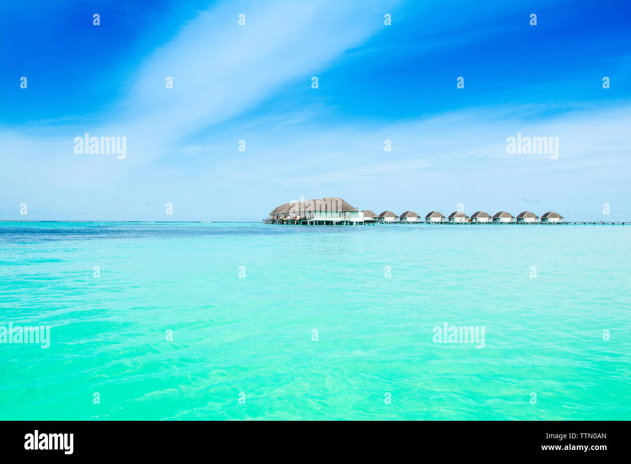 Magnifique paysage de villas sur l'eau dans un hôtel de luxe, île de Kanuhura Banque D'Images