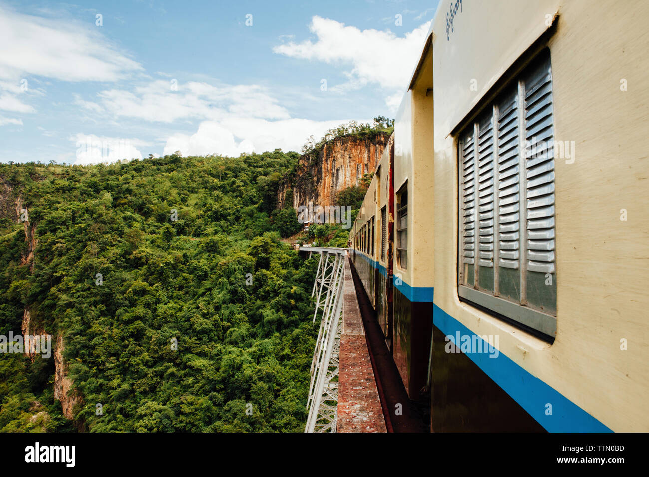 Billet de train sur le pont contre le ciel Banque D'Images