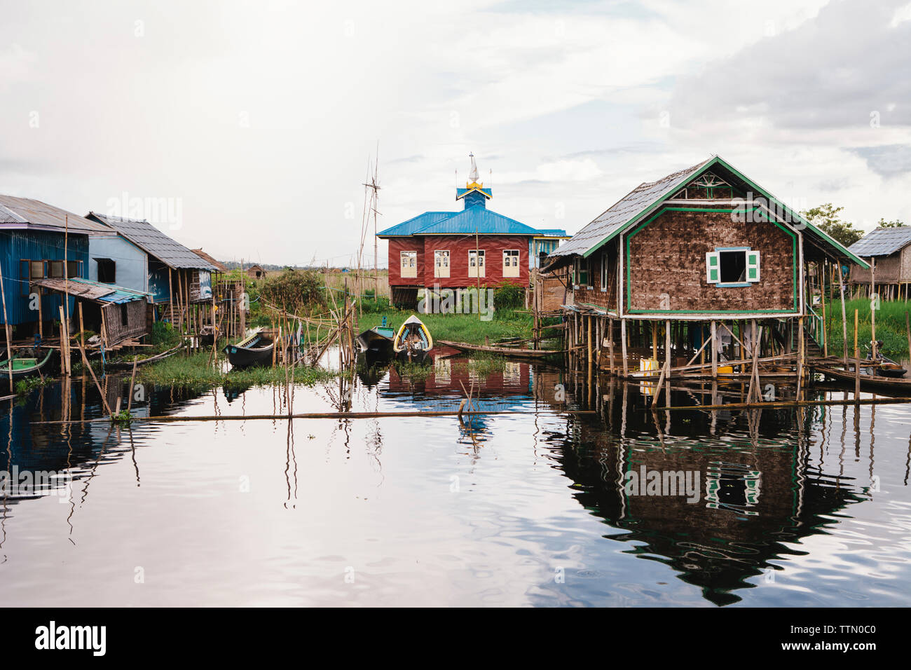 Maisons sur pilotis par lac Inle against sky Banque D'Images