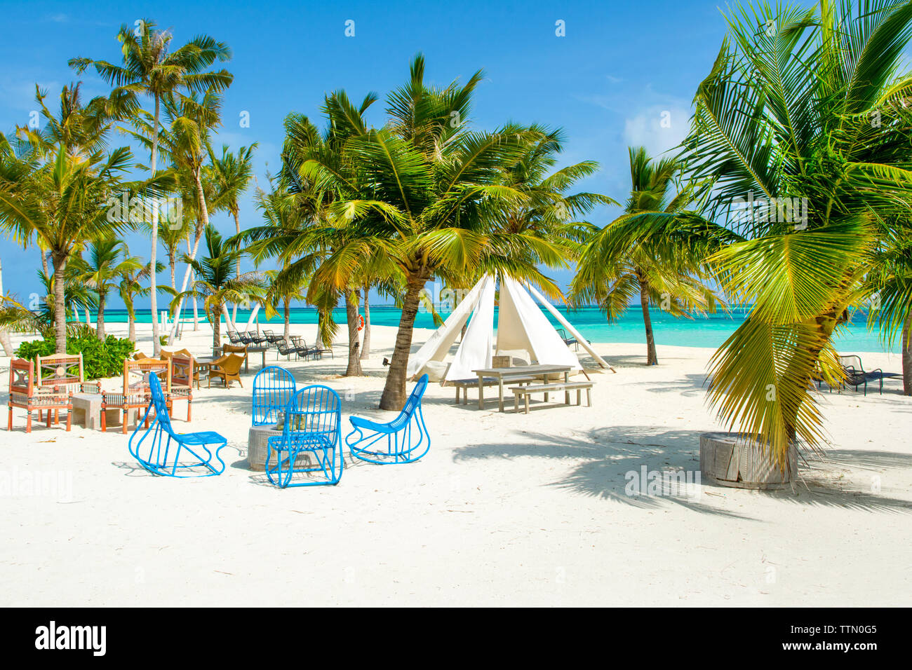 Chill zone salon avec une tente et un coin salon à l'hôtel de luxe sur la rive de l'Océan Indien, les Maldives Banque D'Images