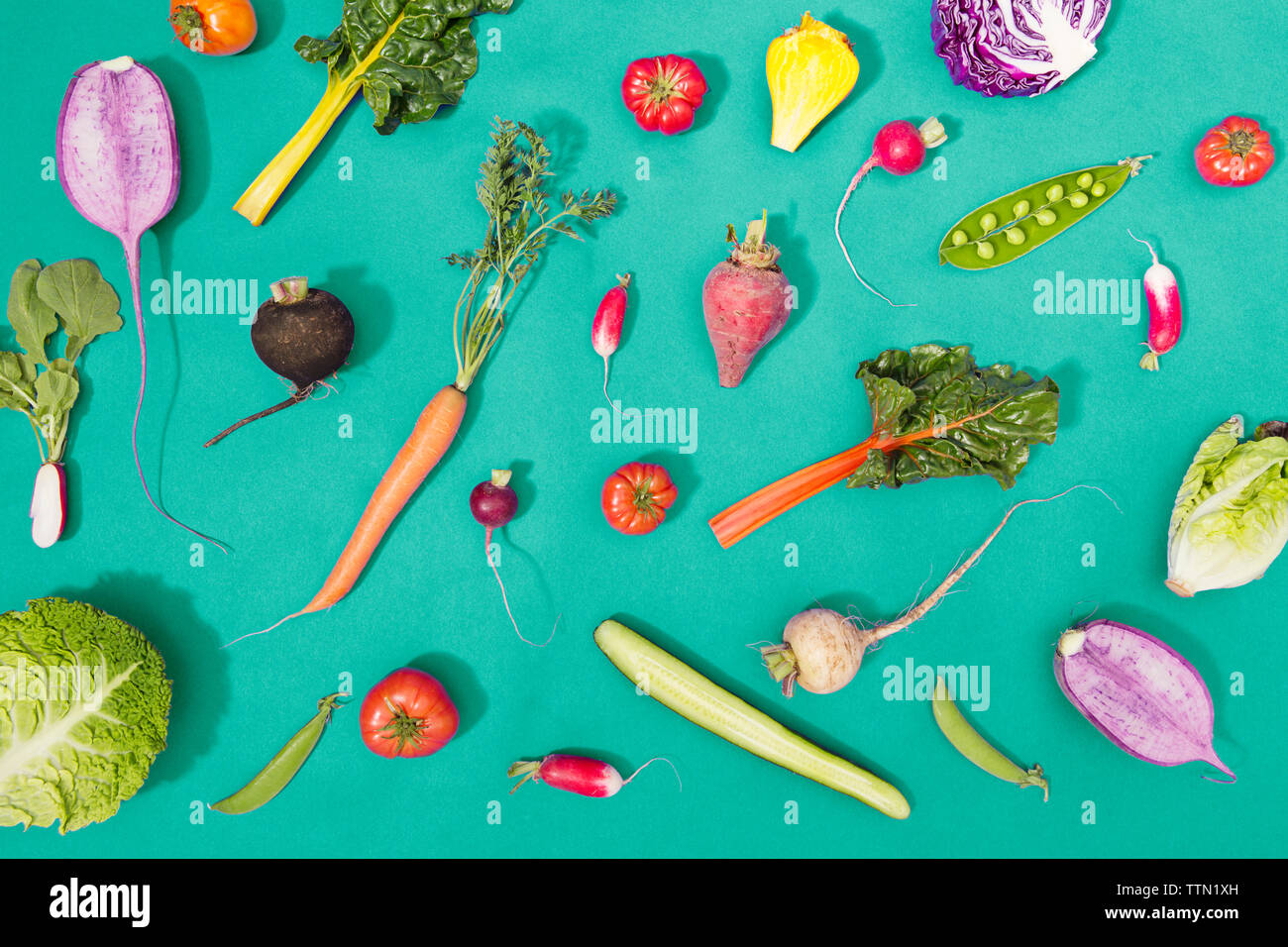 Vue de dessus de légumes frais sur fond bleu turquoise Banque D'Images