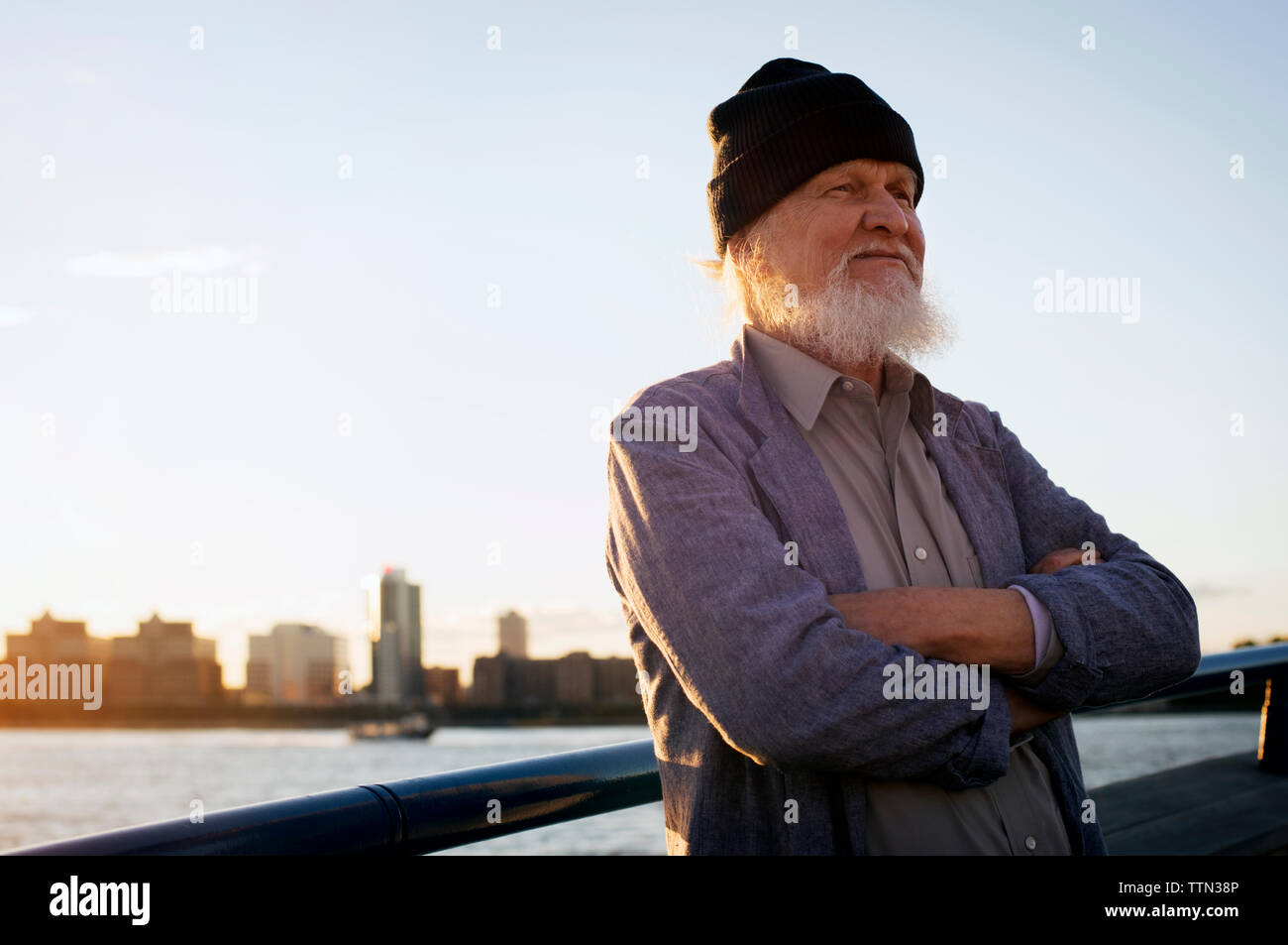 Senior man leaning contre Banque D'Images