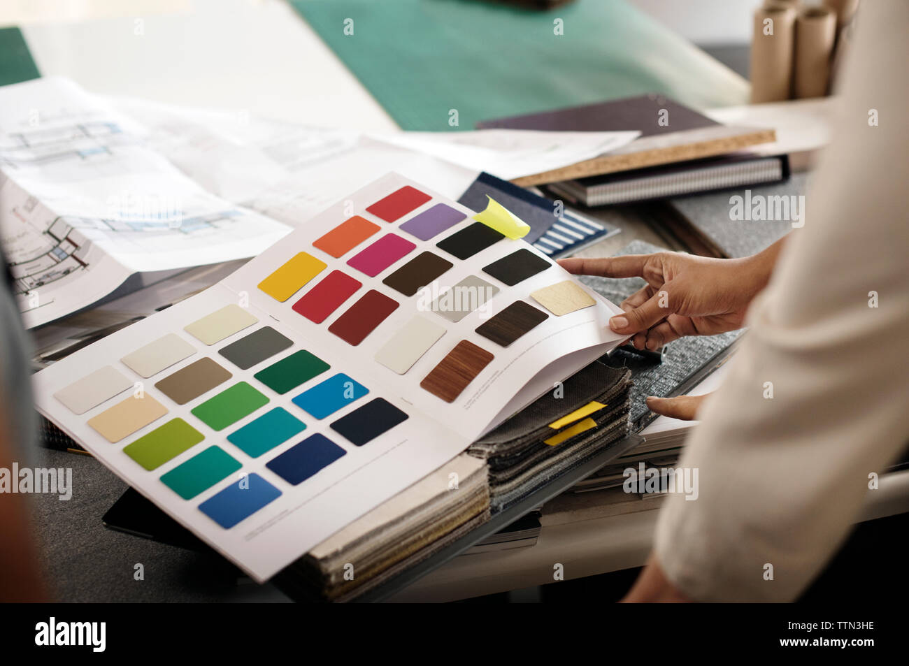 Portrait de l'architecte d'intérieur l'examen des couleurs du nuancier at office Banque D'Images