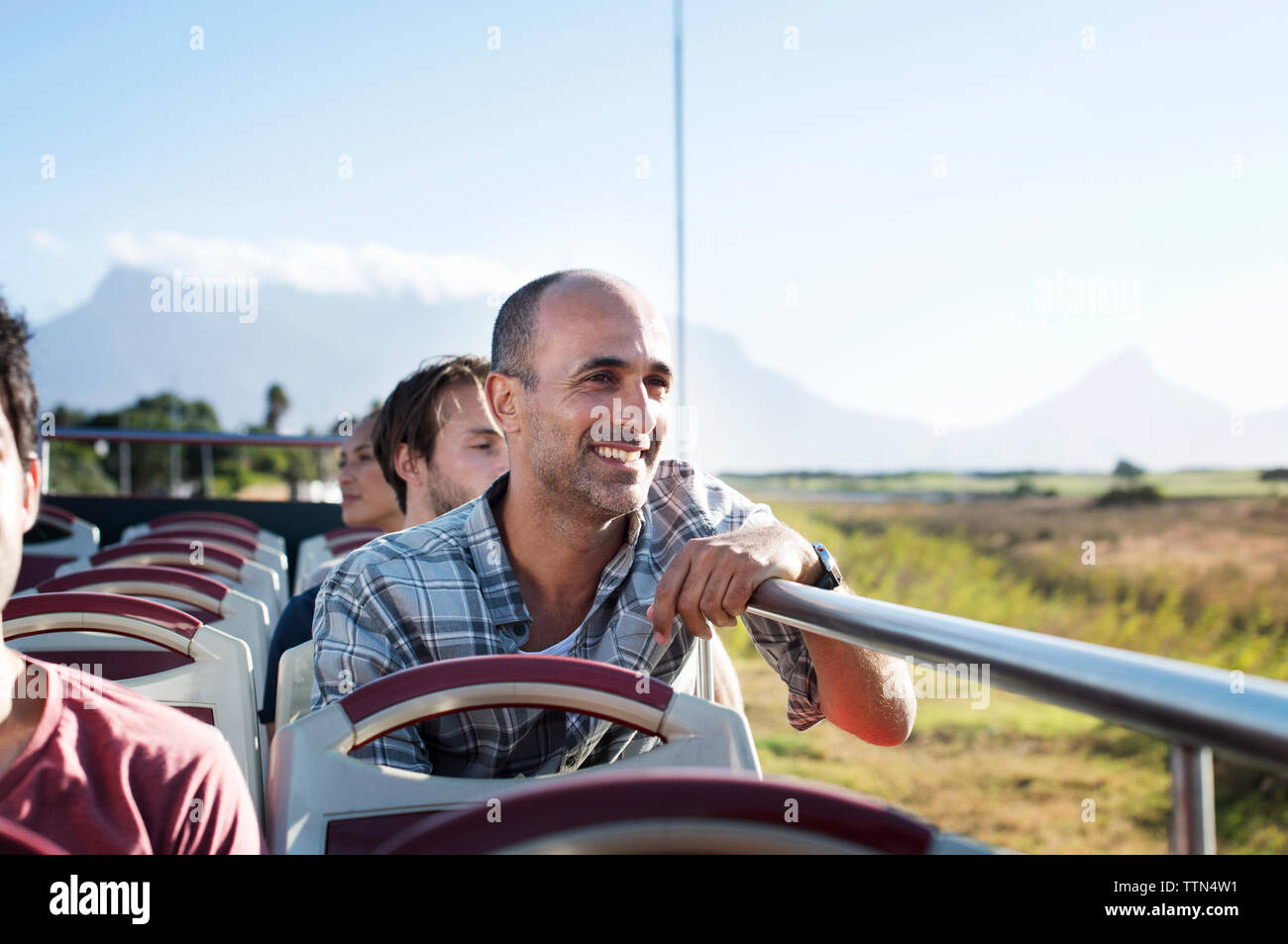 Les touristes à la recherche de voir pendant votre voyage en bus à double étage against sky Banque D'Images