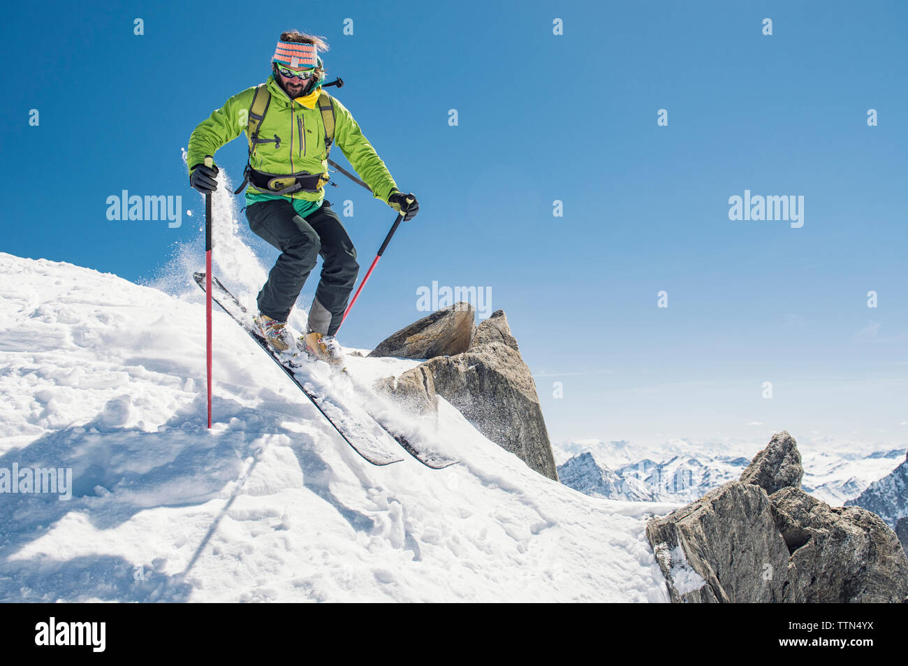 Ski de randonnée sur la montagne couverte de neige contre ciel bleu clair au cours de journée ensoleillée Banque D'Images