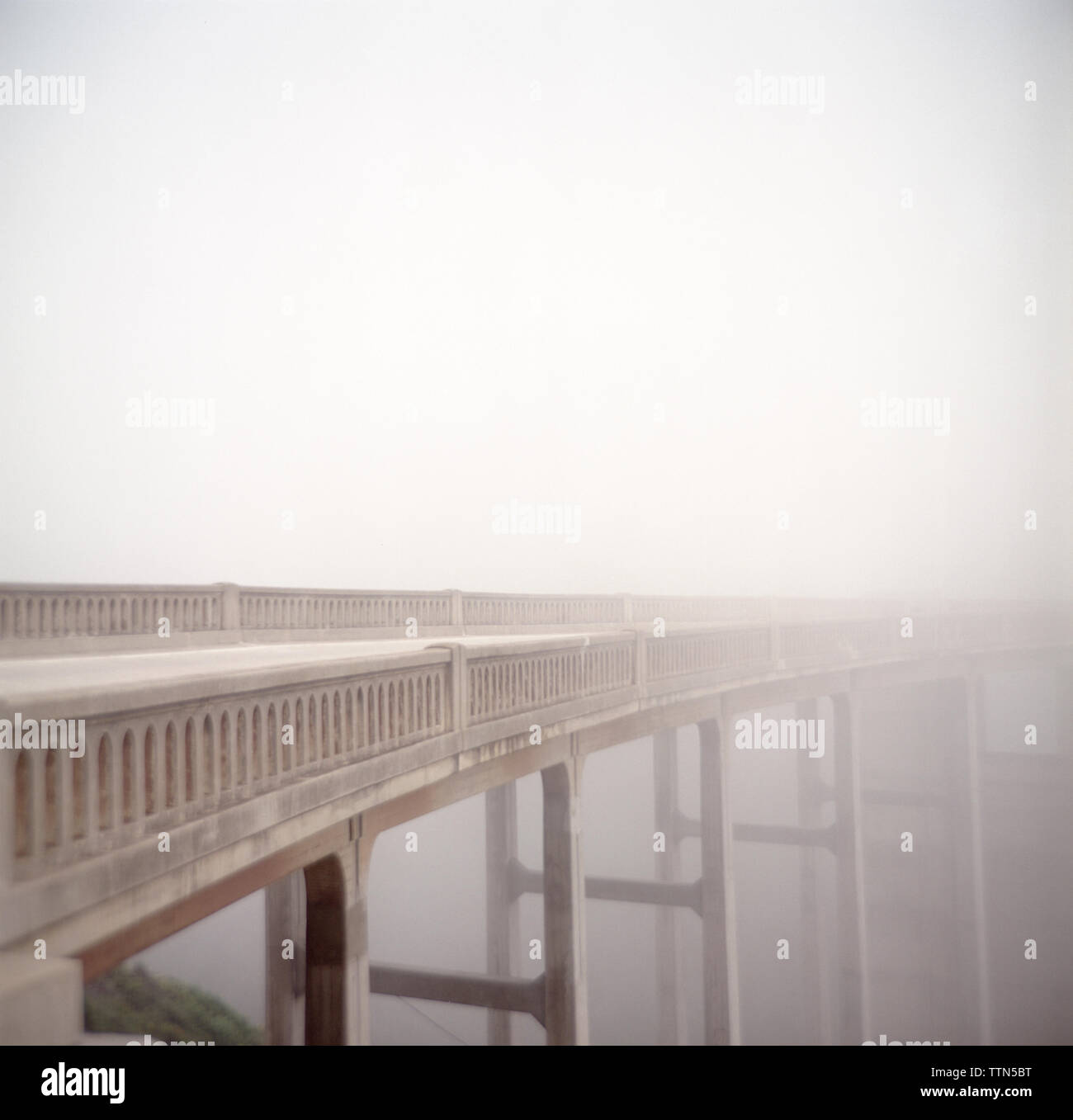 Bridge contre ciel lors de temps de brouillard Banque D'Images