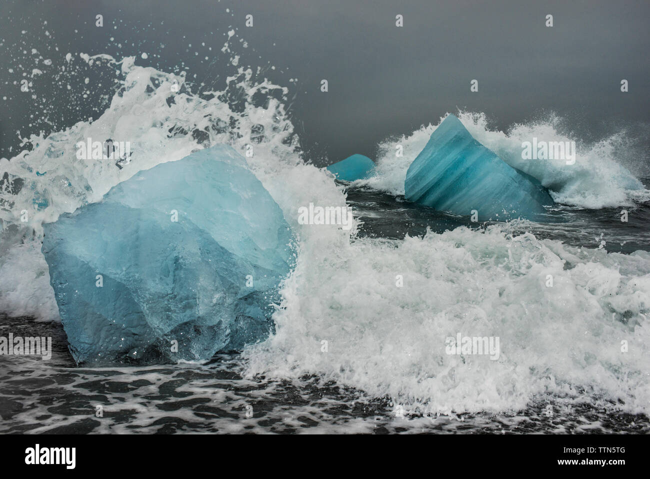 Éclaboussures des vagues sur la mer des icebergs dans les Banque D'Images