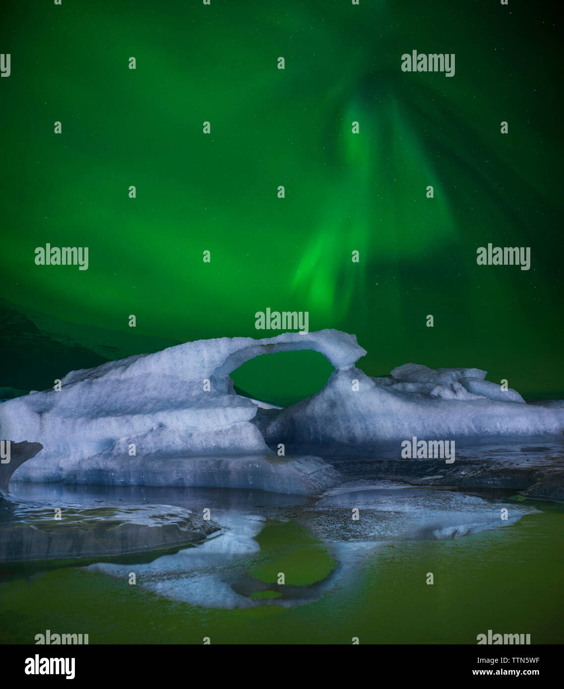 Vue panoramique de northern lights sur les icebergs en mer Banque D'Images
