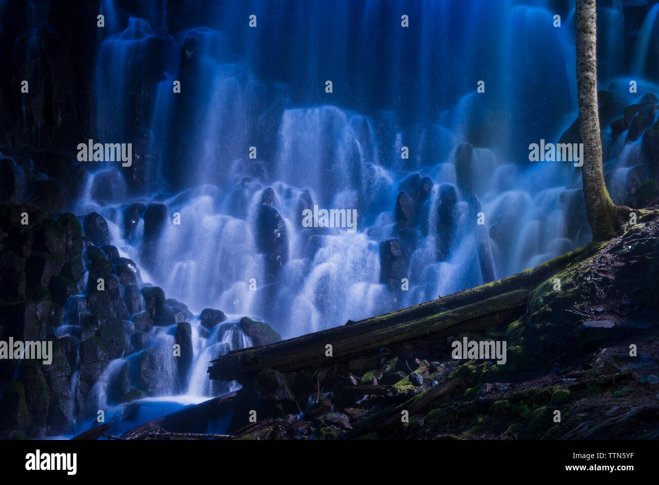 Vue panoramique sur les rochers de la cascade au crépuscule Banque D'Images