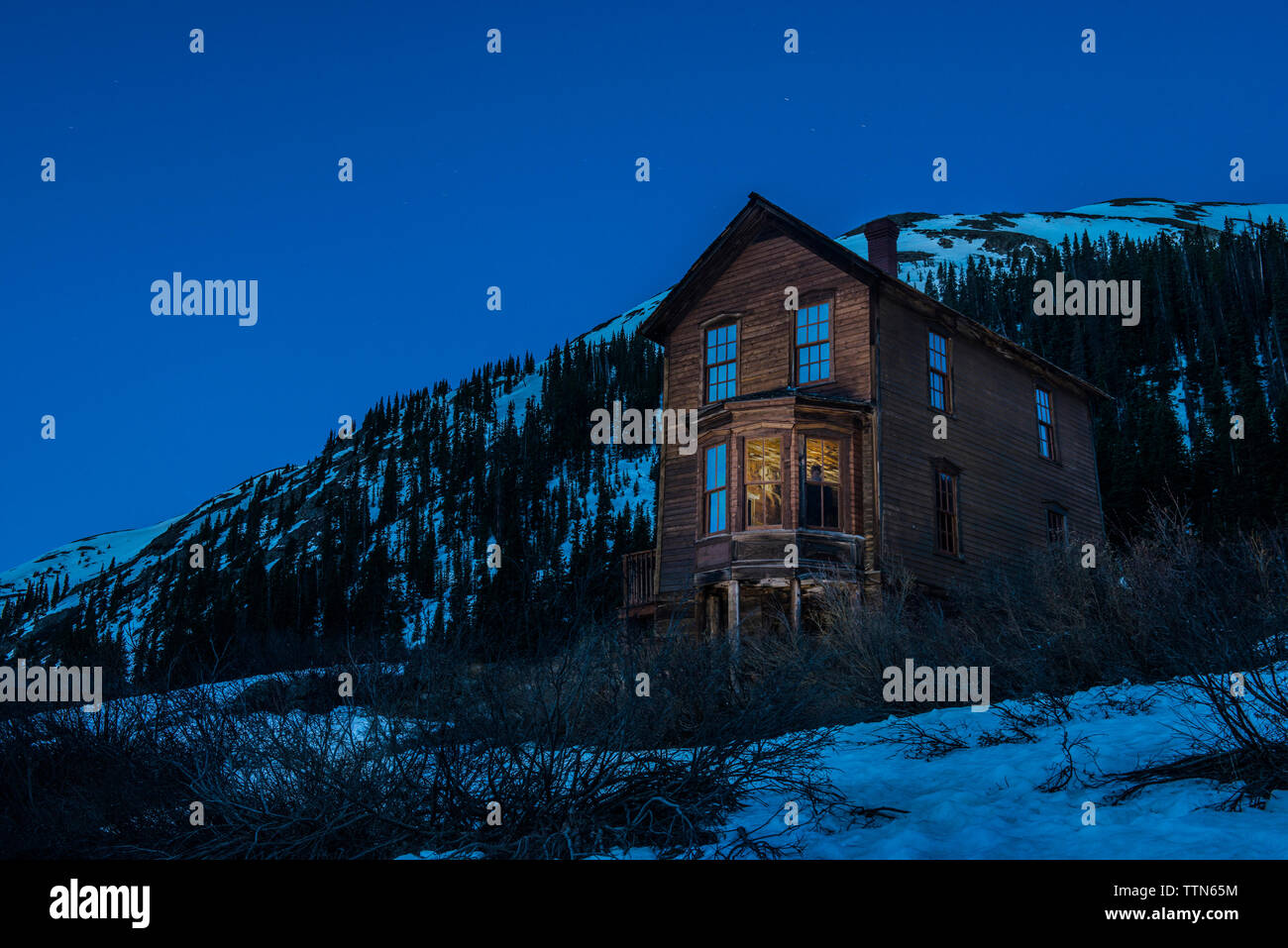 Low angle view of chambre le paysage couvert de neige contre ciel bleu clair Banque D'Images