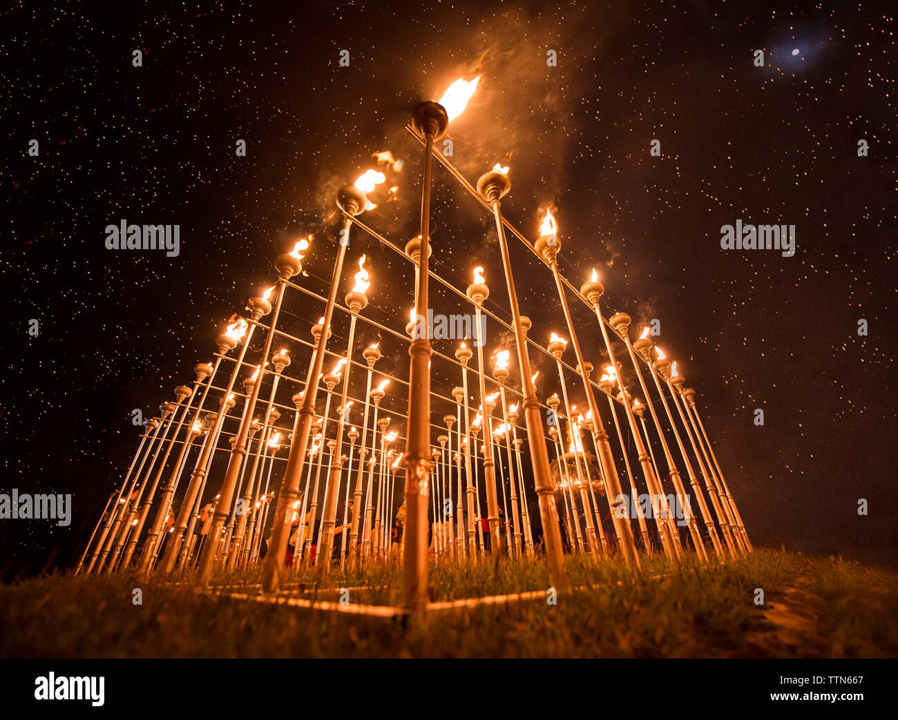 Low angle view des flambeaux lors de Loy Krathong festival à Chiang Mai Banque D'Images