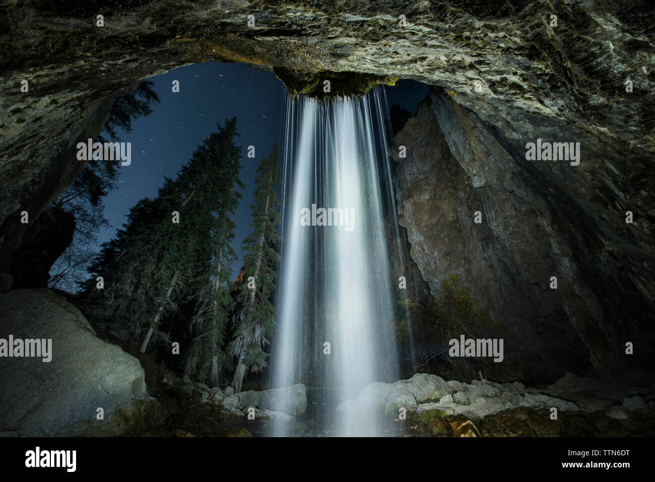 Low angle view of waterfall à Hanging Lake pendant la nuit Banque D'Images