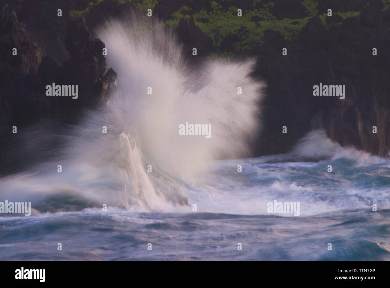 Éclaboussures des vagues sur les rochers de l'île de Maui Banque D'Images