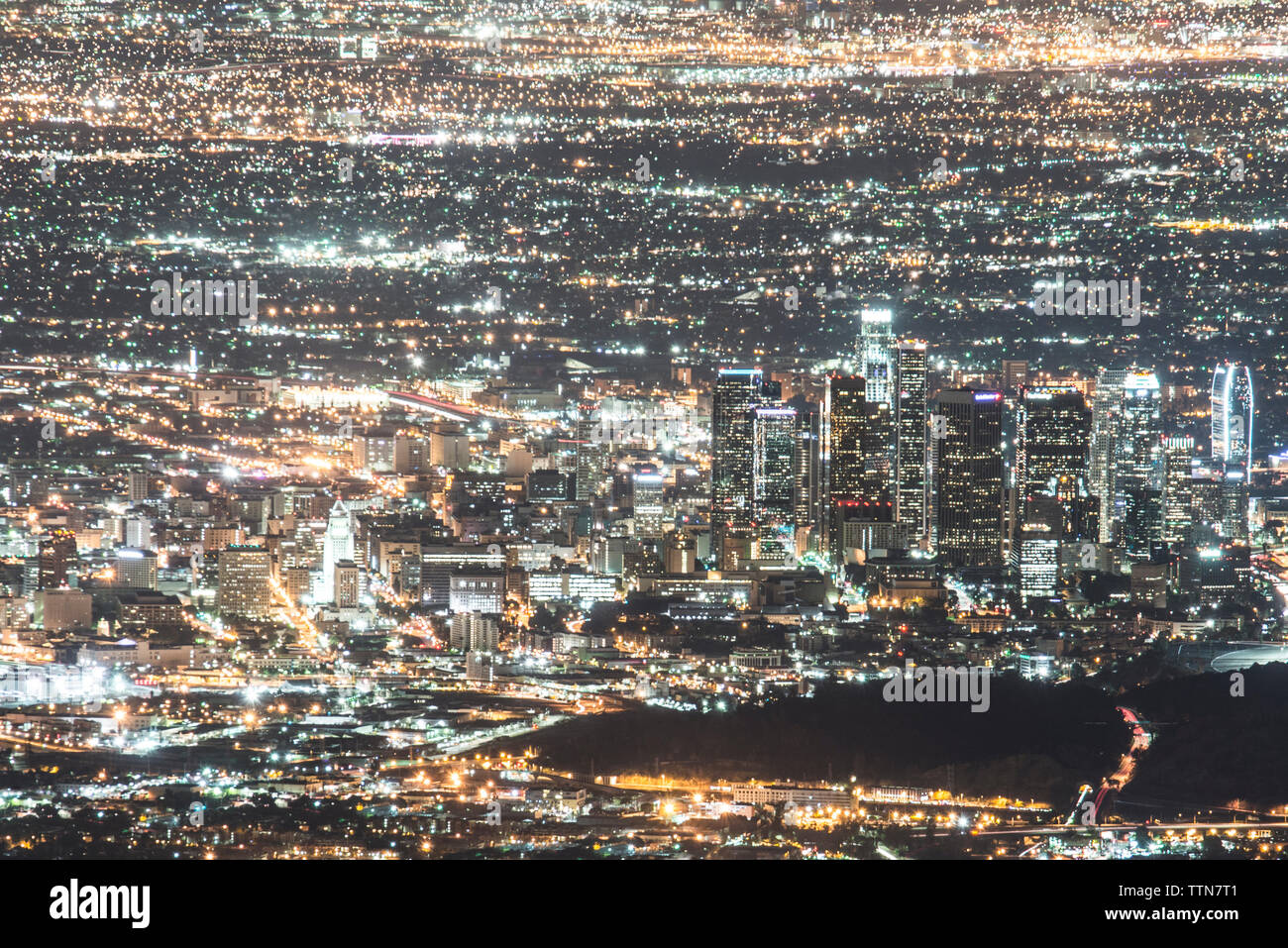 Vue aérienne de allumé cityscape at night Banque D'Images