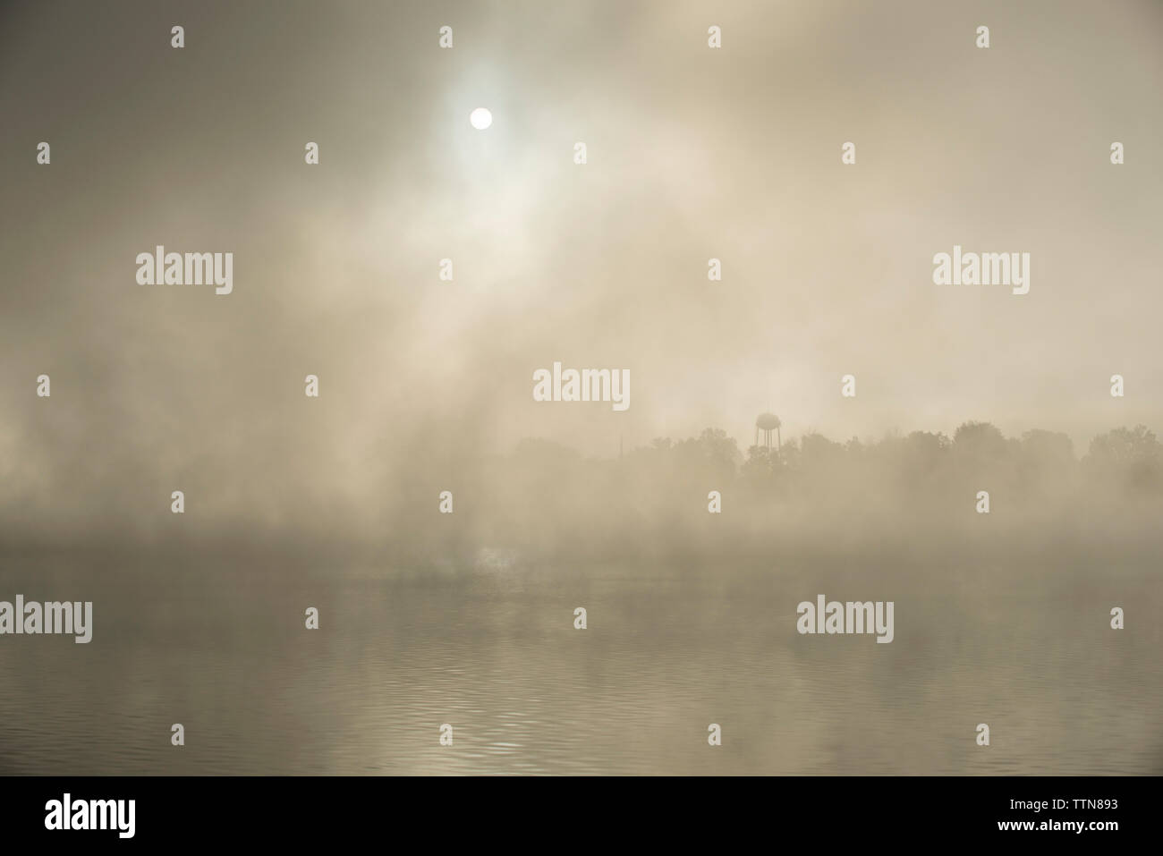 Vue de la rivière de l'Ohio contre ciel lors de temps de brouillard Banque D'Images