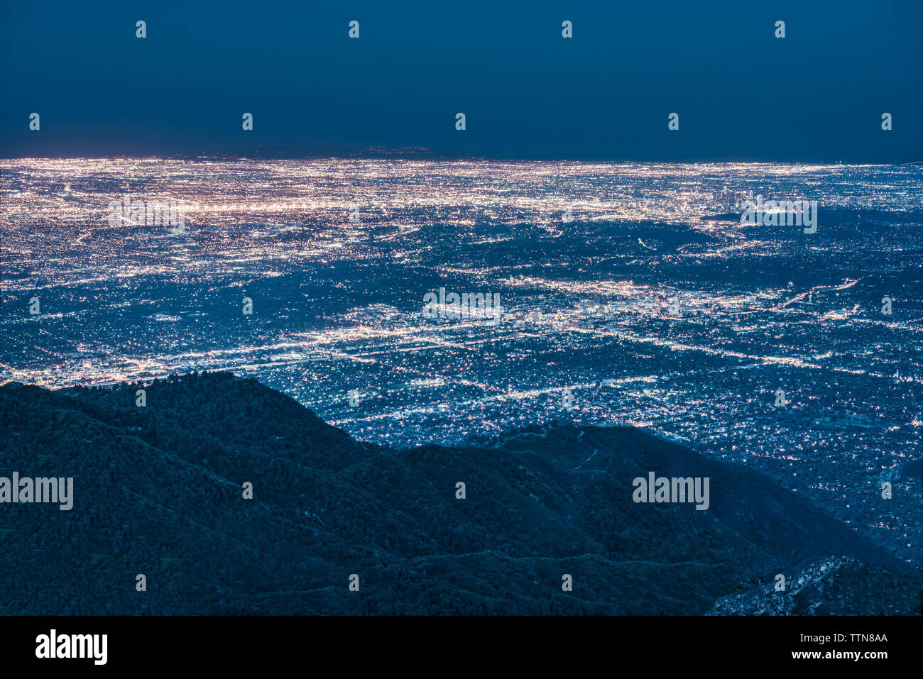 Vue aérienne de la ville illuminée contre ciel clair de nuit Banque D'Images