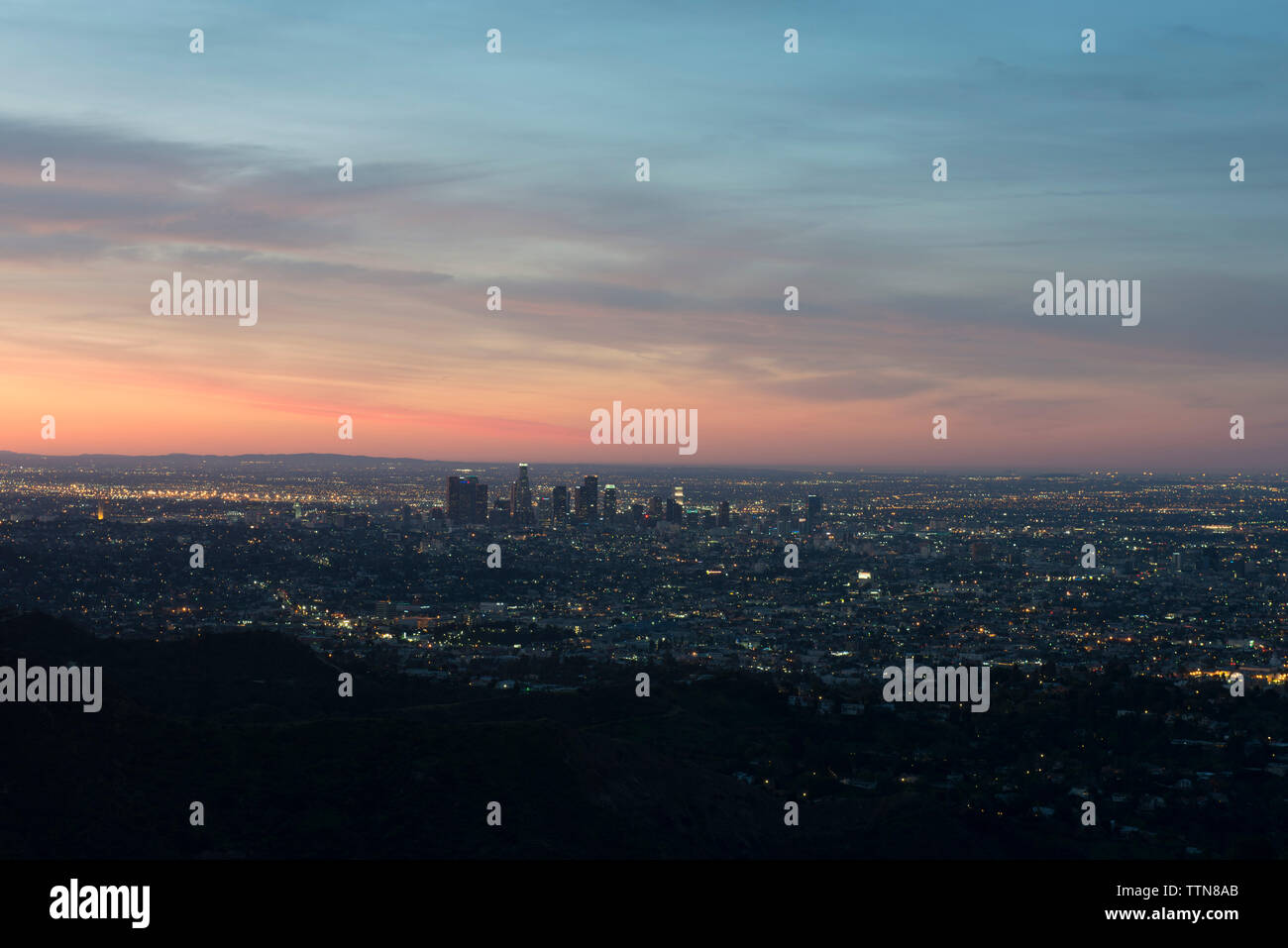Vue aérienne de la ville contre le ciel au coucher du soleil Banque D'Images