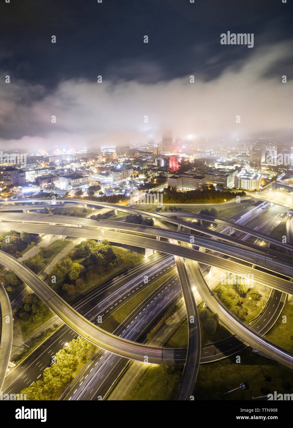 Vue aérienne d'intersections routières en ville illuminée la nuit Banque D'Images