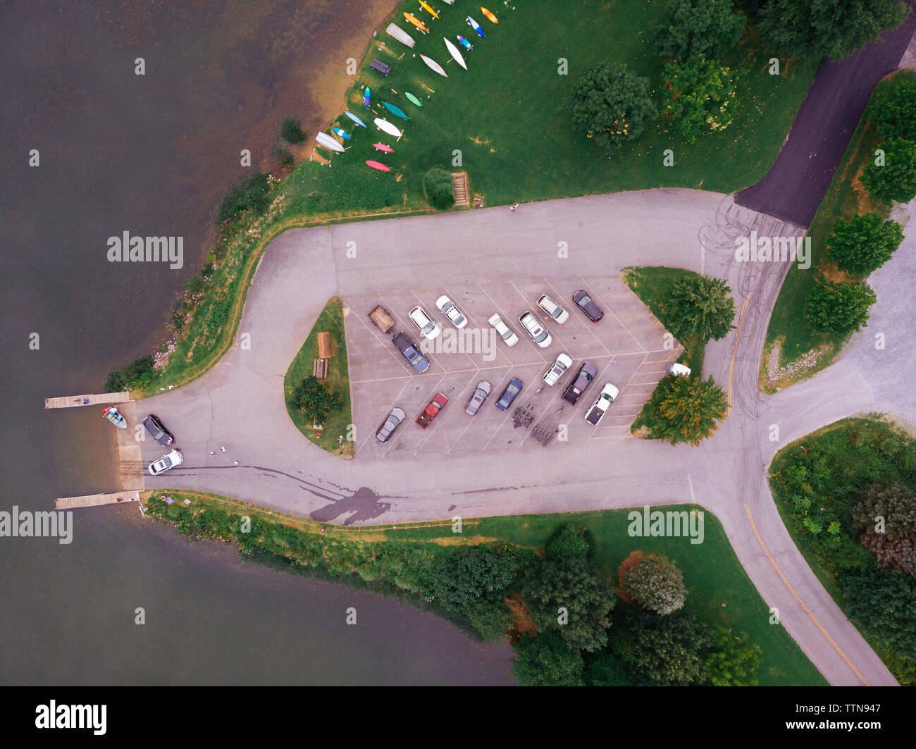 Vue aérienne de bateaux amarrés au port tandis que des voitures garées dans le stationnement près du lac Banque D'Images