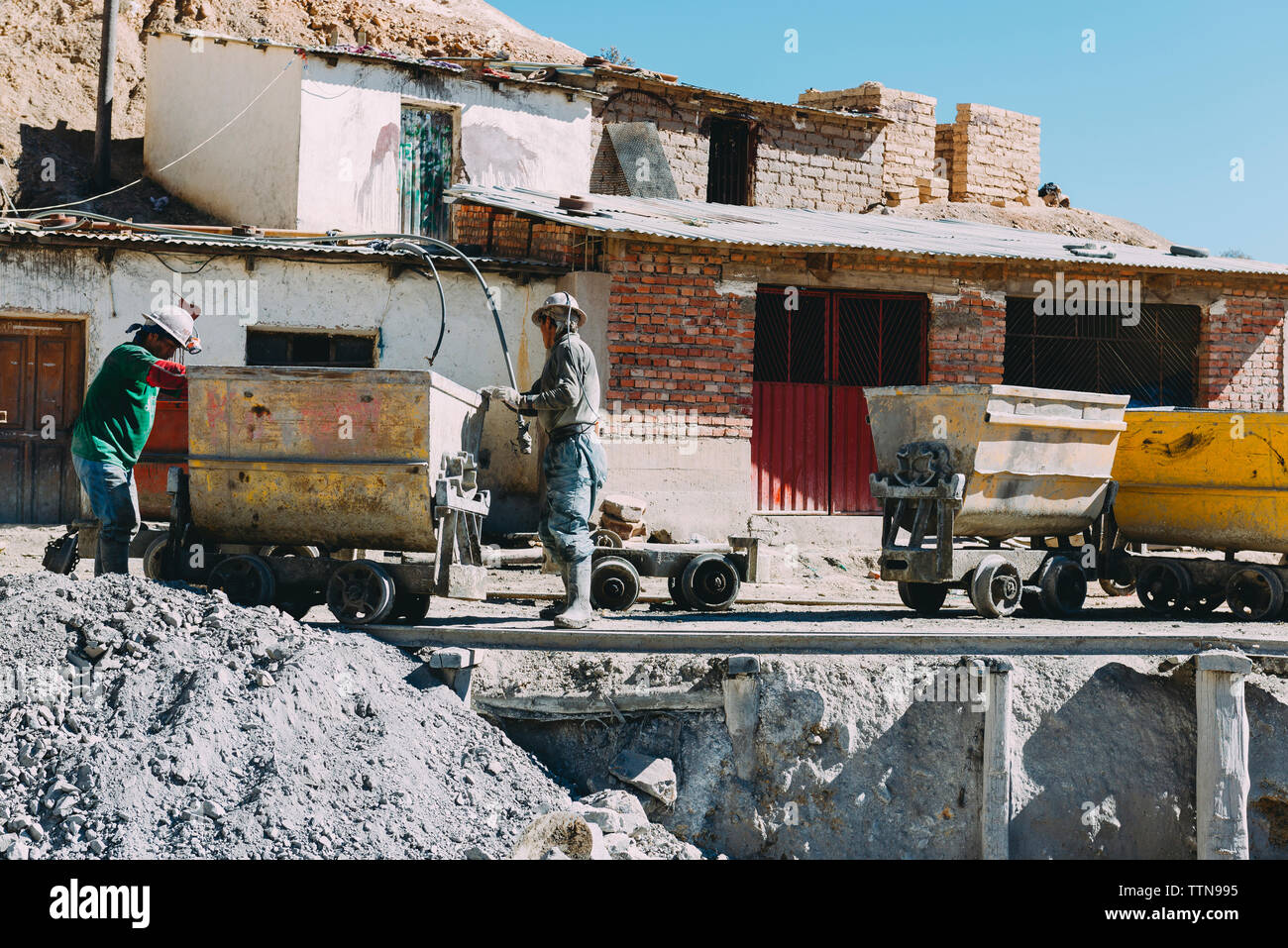 Workers working on construction site Banque D'Images