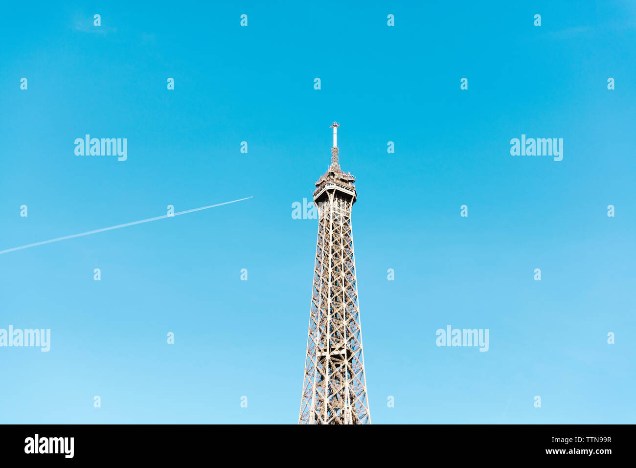 Low angle view of Eiffel Tower against blue sky Banque D'Images