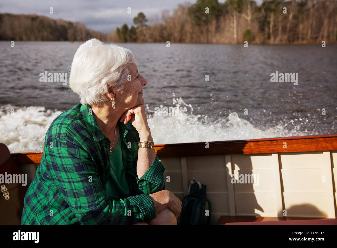 Senior woman sitting on motor yacht Banque D'Images