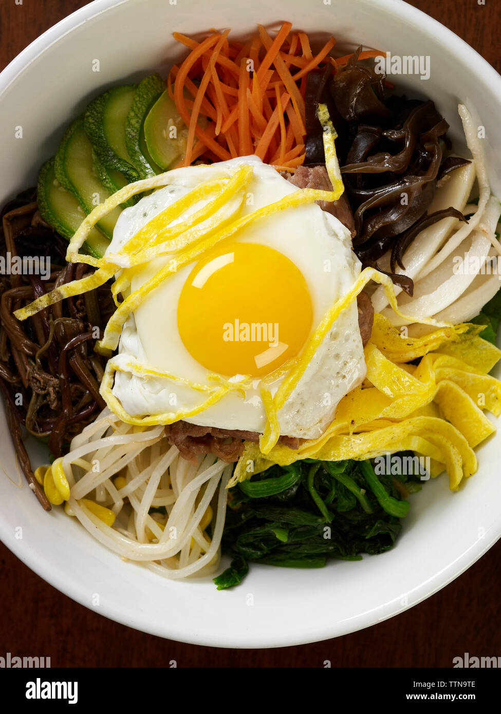 Œuf frit avec des légumes Banque D'Images