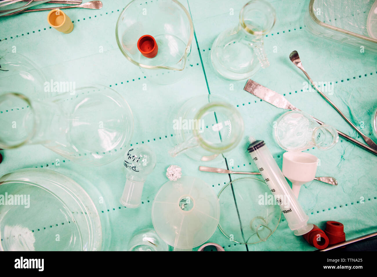 Matériel de laboratoire sur la table Banque D'Images