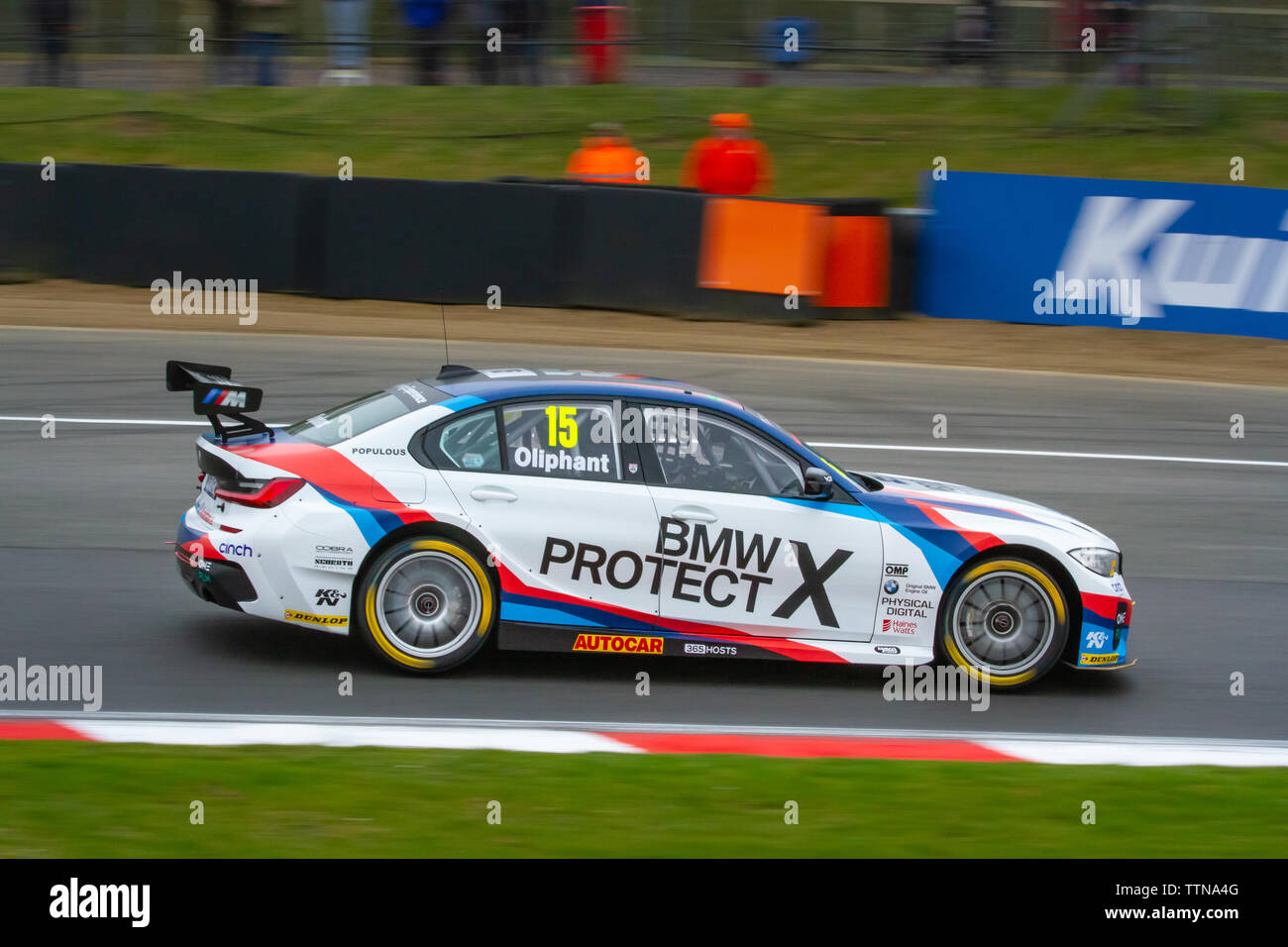 BMW 330i M Sport sur piste, British Touring Car Championship (BTCC), Brands Hatch, premier week-end de course de la saison, Avril 2019 Banque D'Images