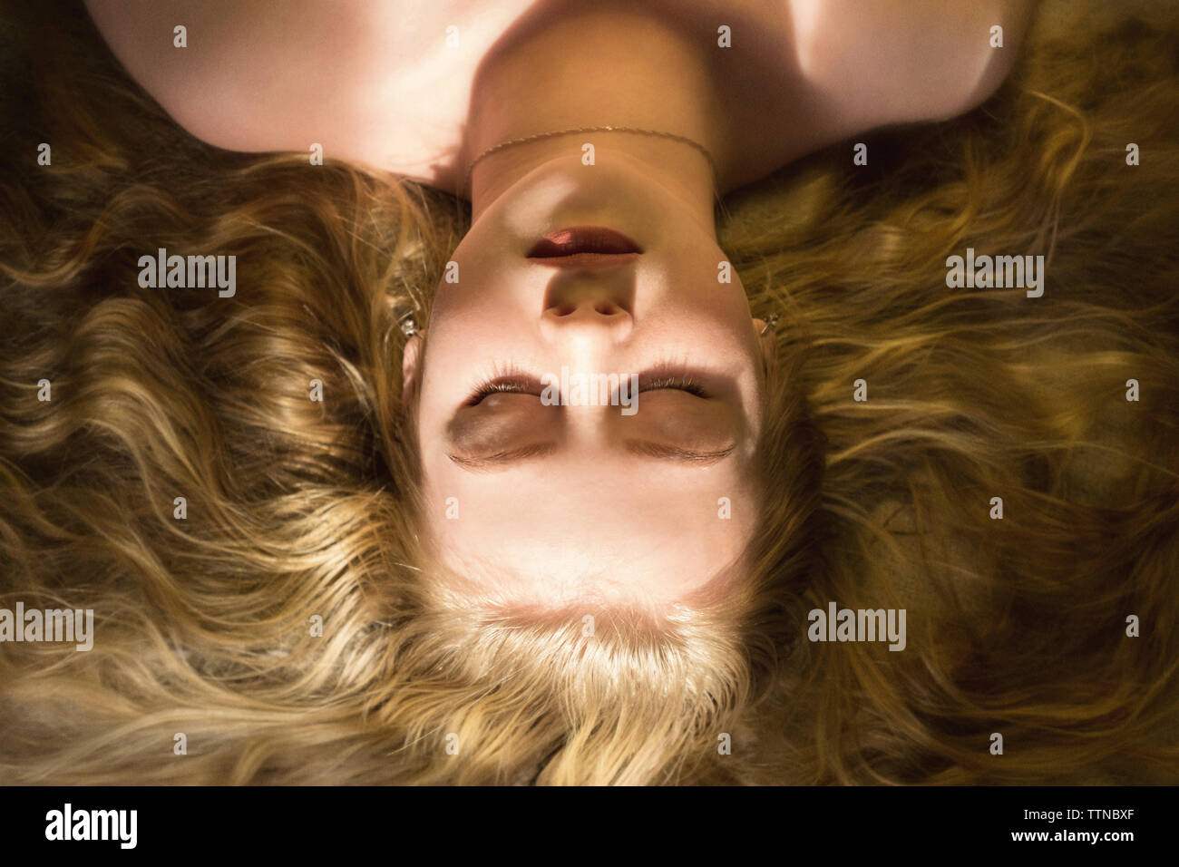 High angle portrait de femme aux cheveux blonds de dormir sur le lit chez lui Banque D'Images