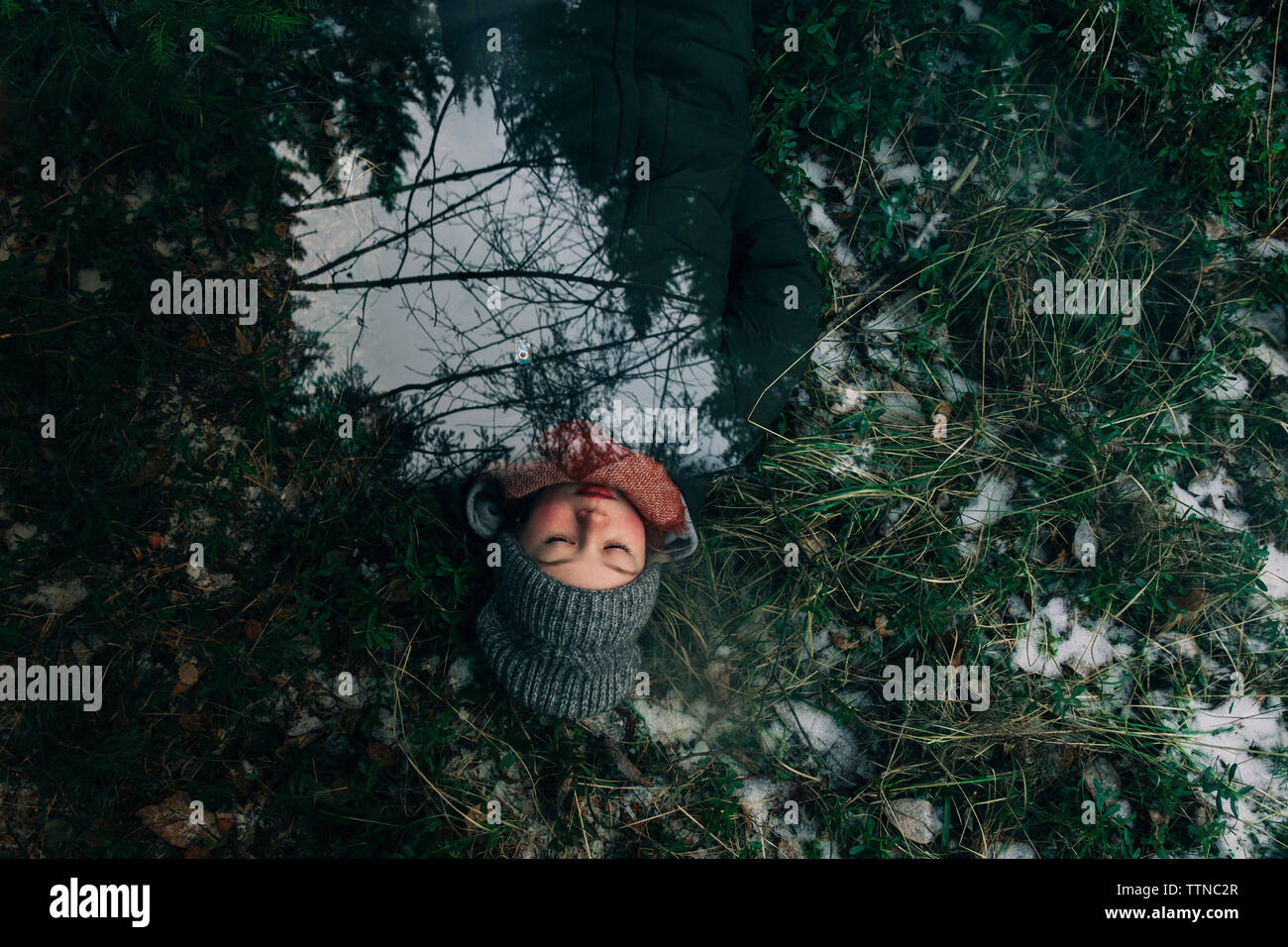 Girl lying in the grass Banque D'Images
