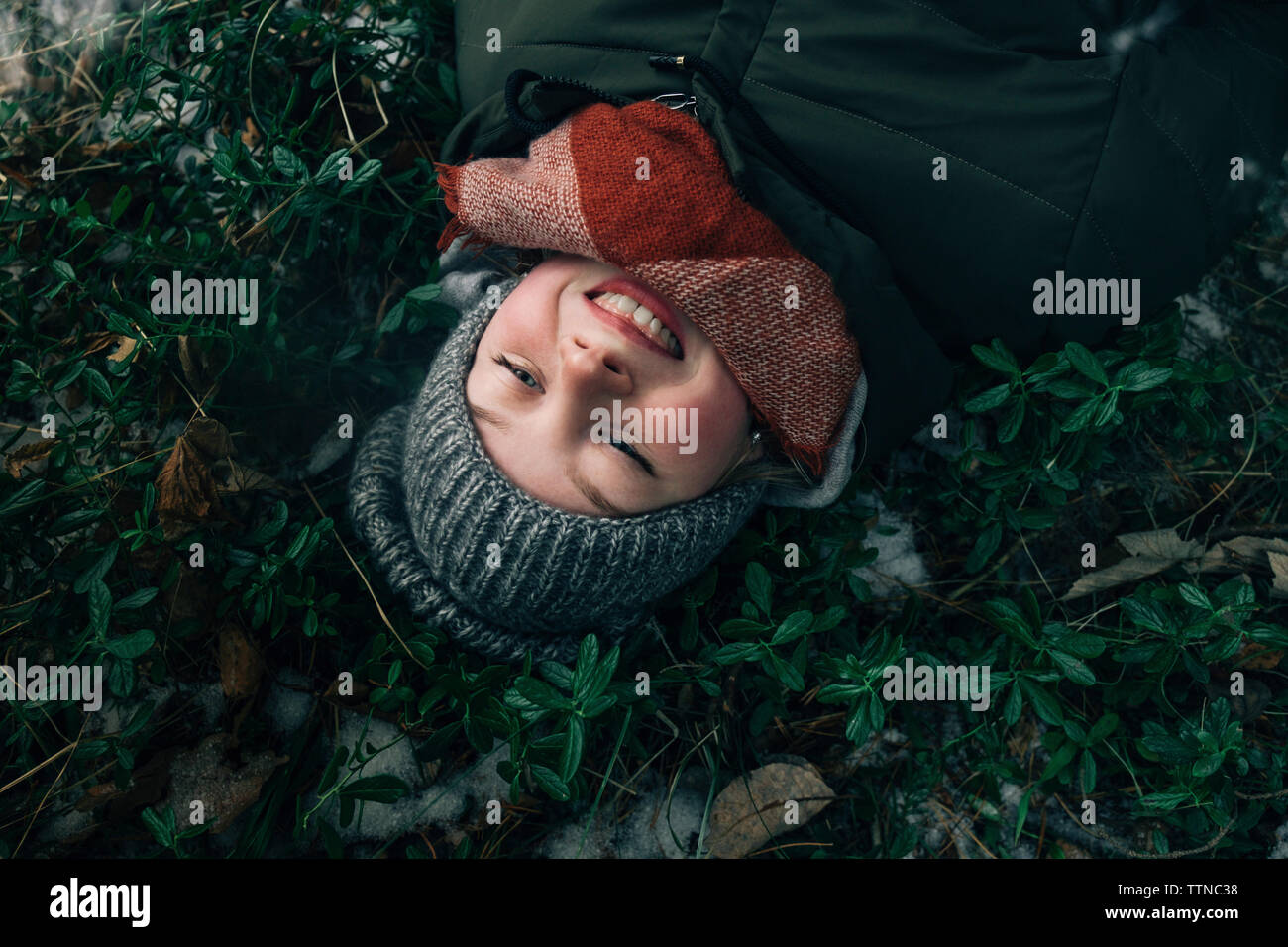 Girl lying in the grass Banque D'Images