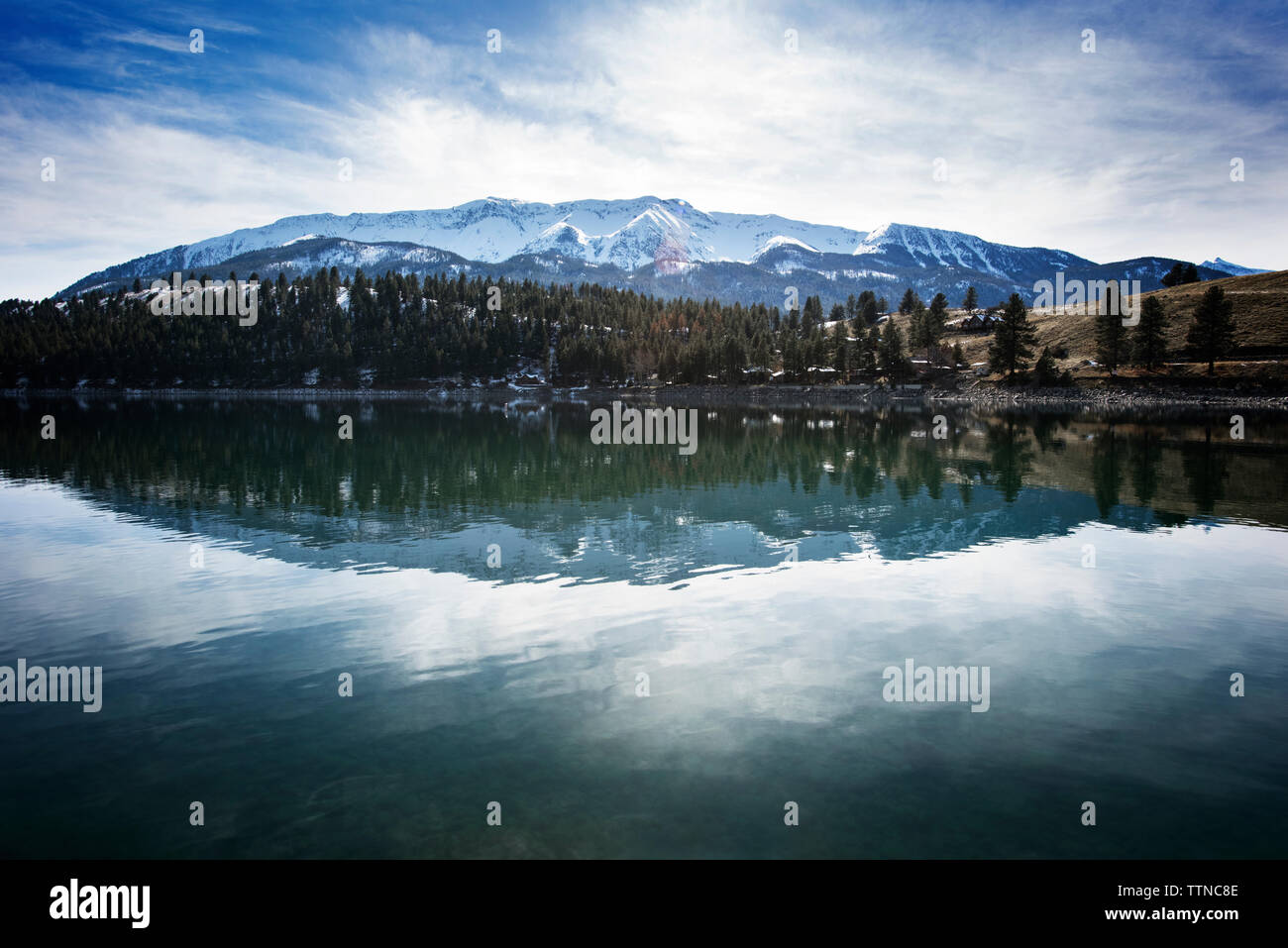 Vue idyllique sur les montagnes Wallowa lake par pendant l'hiver Banque D'Images